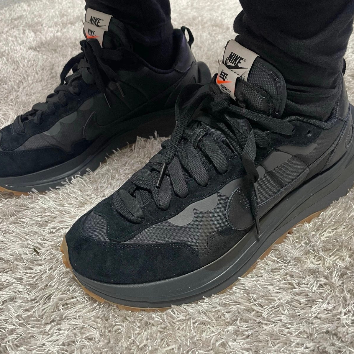 Nike x Sacai VaporWaffle Black and Gum 착용 스타일