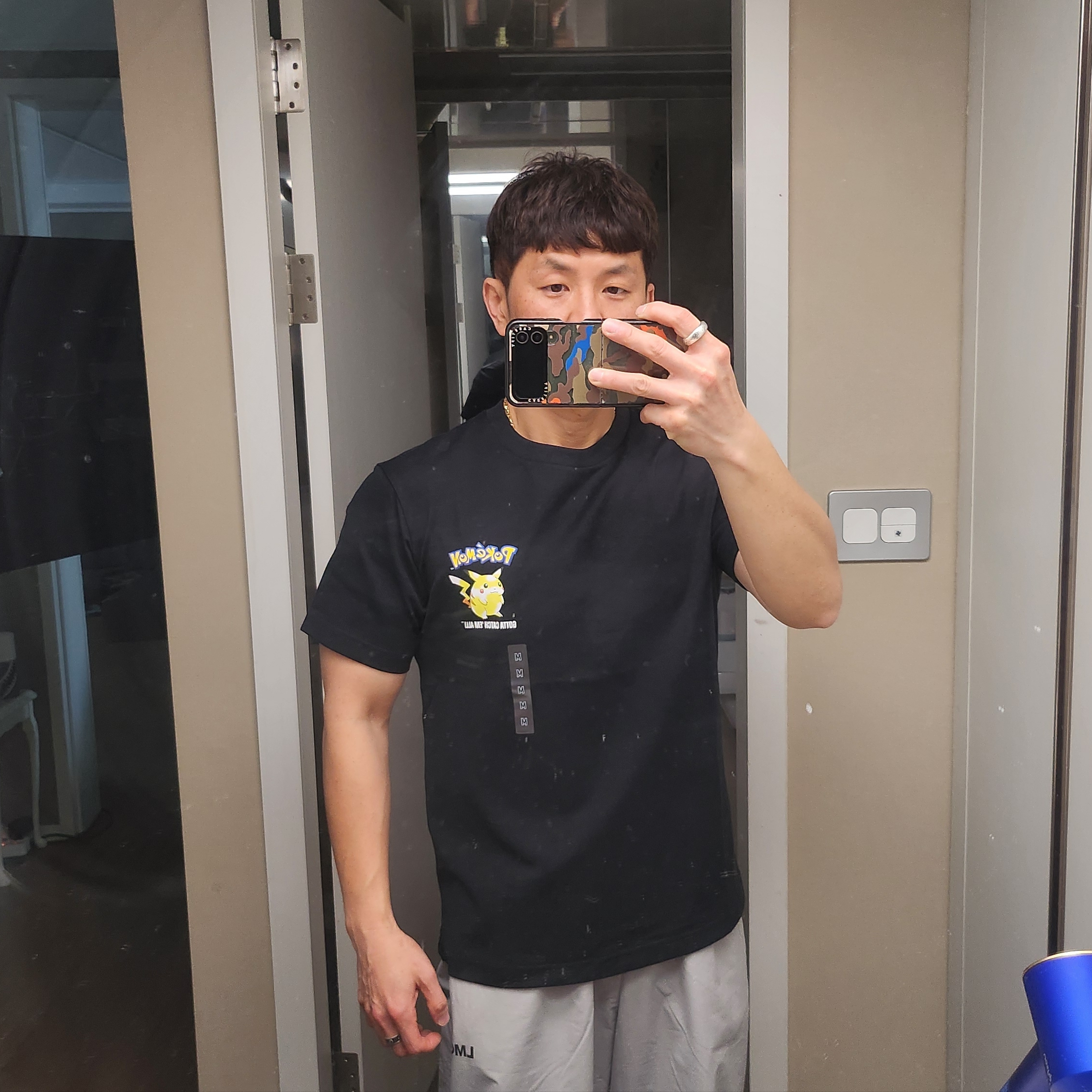 Uniqlo UT x Pokemon Graphhic T-Shirt 1B Black, Uniqlo UT x Pokemon Graphhic T-Shirt 1C Blue 착용 스타일 - 2