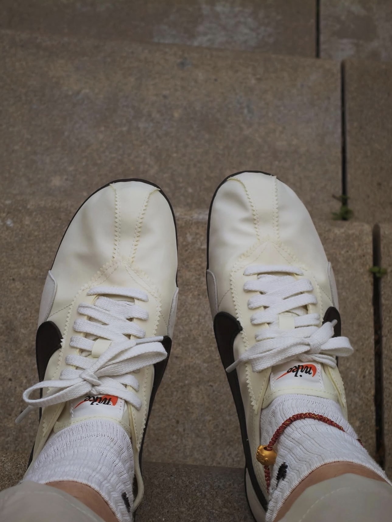 (W) Nike Moon Shoe Soft Pearl and Black 착용 스타일 - 2