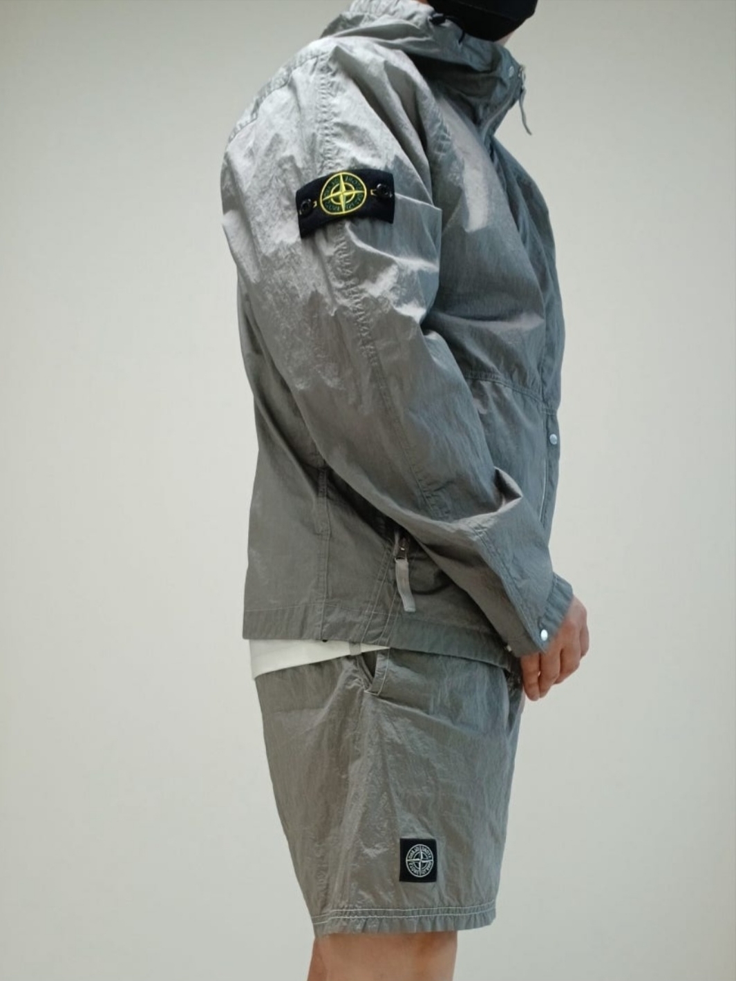 Stone Island 4100097 Nylon Metal Watro-Tc in Econyl Hooded Jacket Pearl Grey - 25SS, Stone Island B100009 Nylon Metal in Econyl Pocket Details Regular Fit Swim Trunks Pearl Grey - 25SS 착용 스타일 - 1