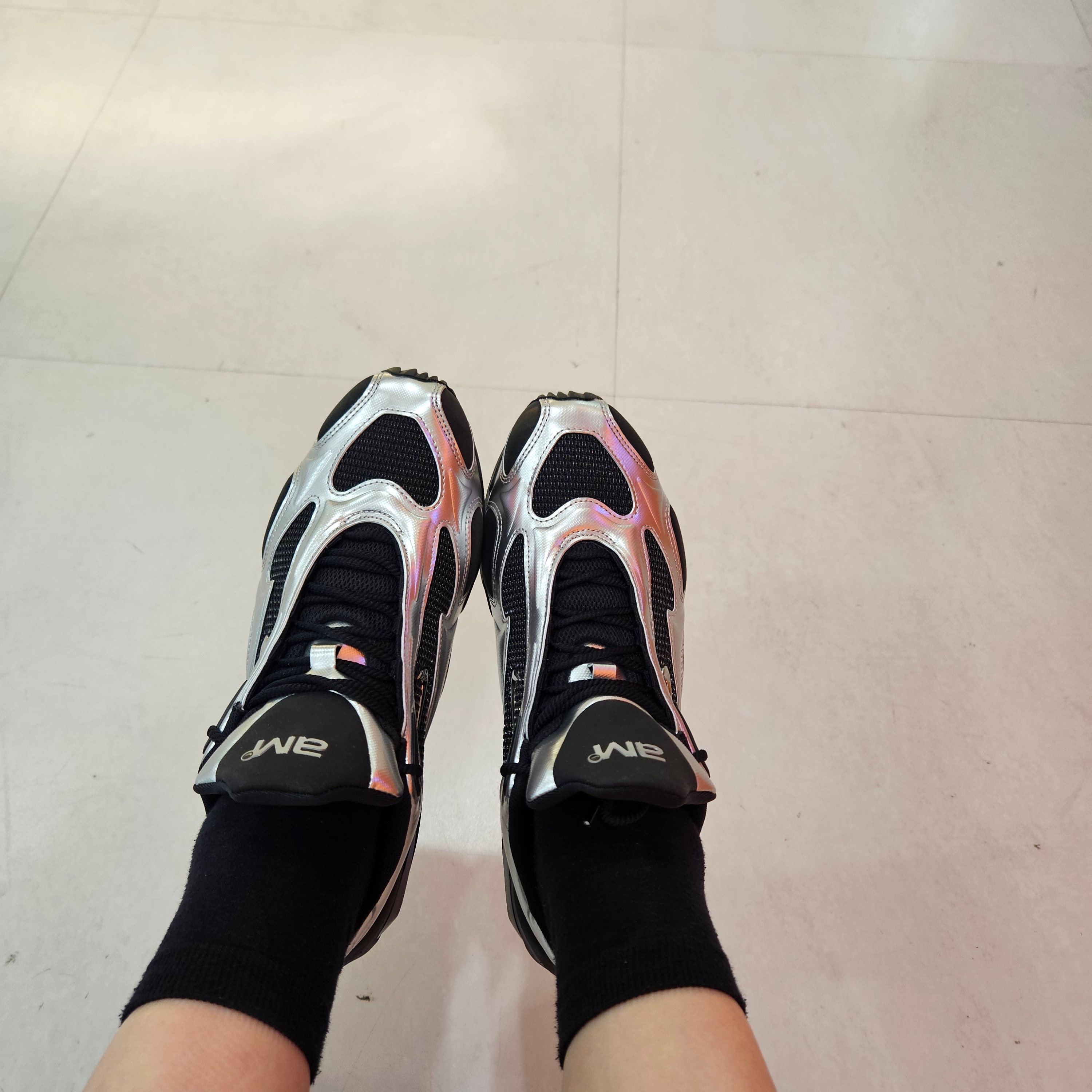 (W) Nike Air Max Muse Black and Metallic Silver 착용 스타일
