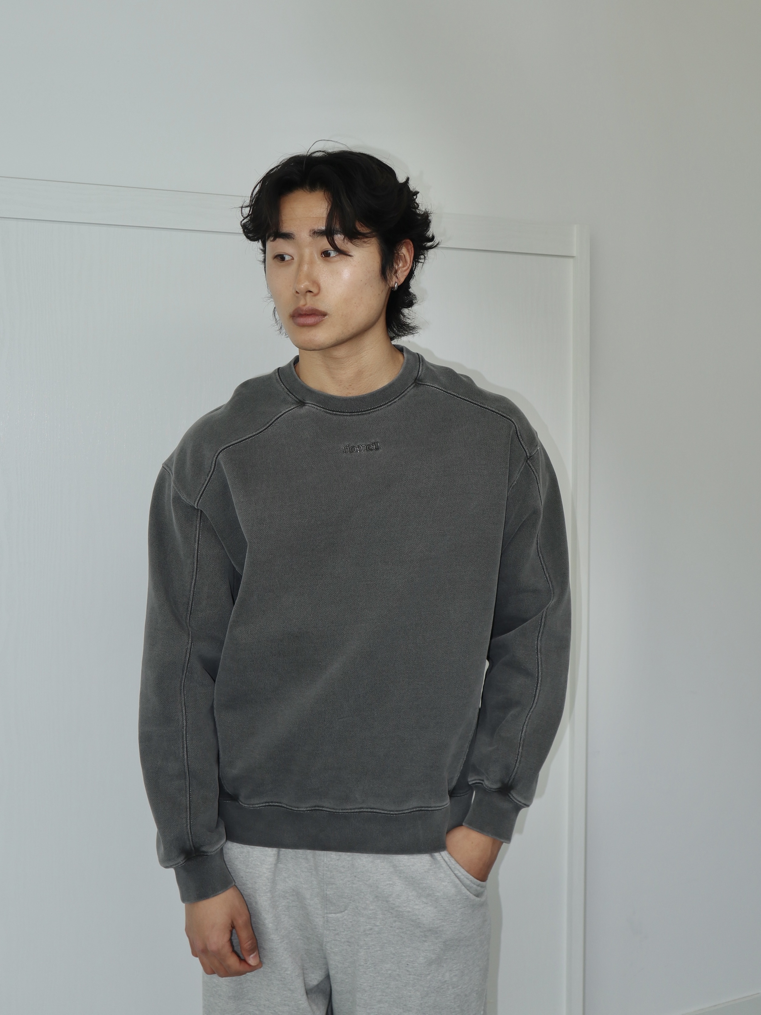 Riomeu Unbalanced Incision Pigmentation Heavy Sweatshirt Charcoal 착용 스타일 - 5