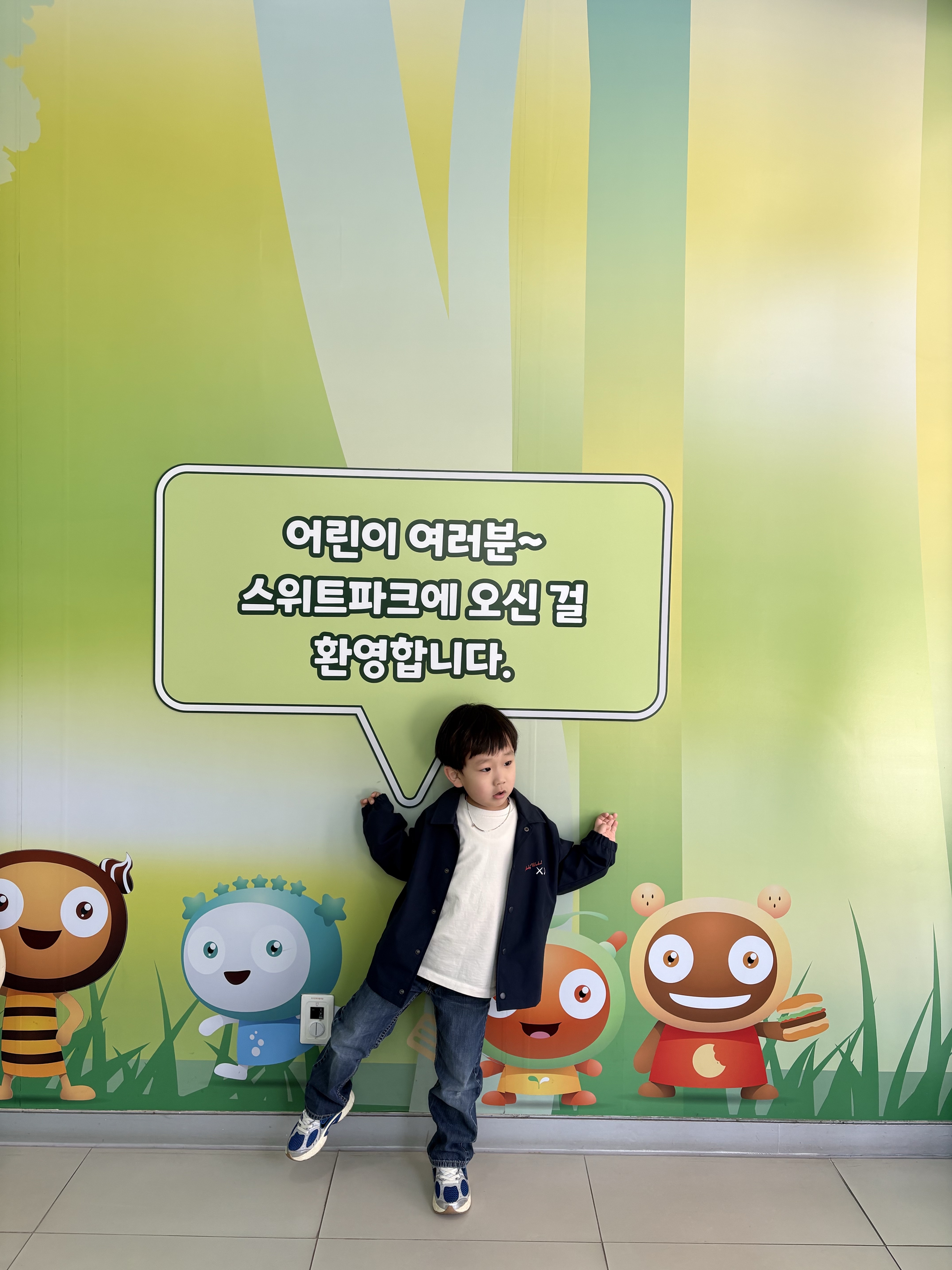 (Kids) Uniqlo UT x Kaws x Warhol Coach Jacket Navy 착용 스타일 - 2