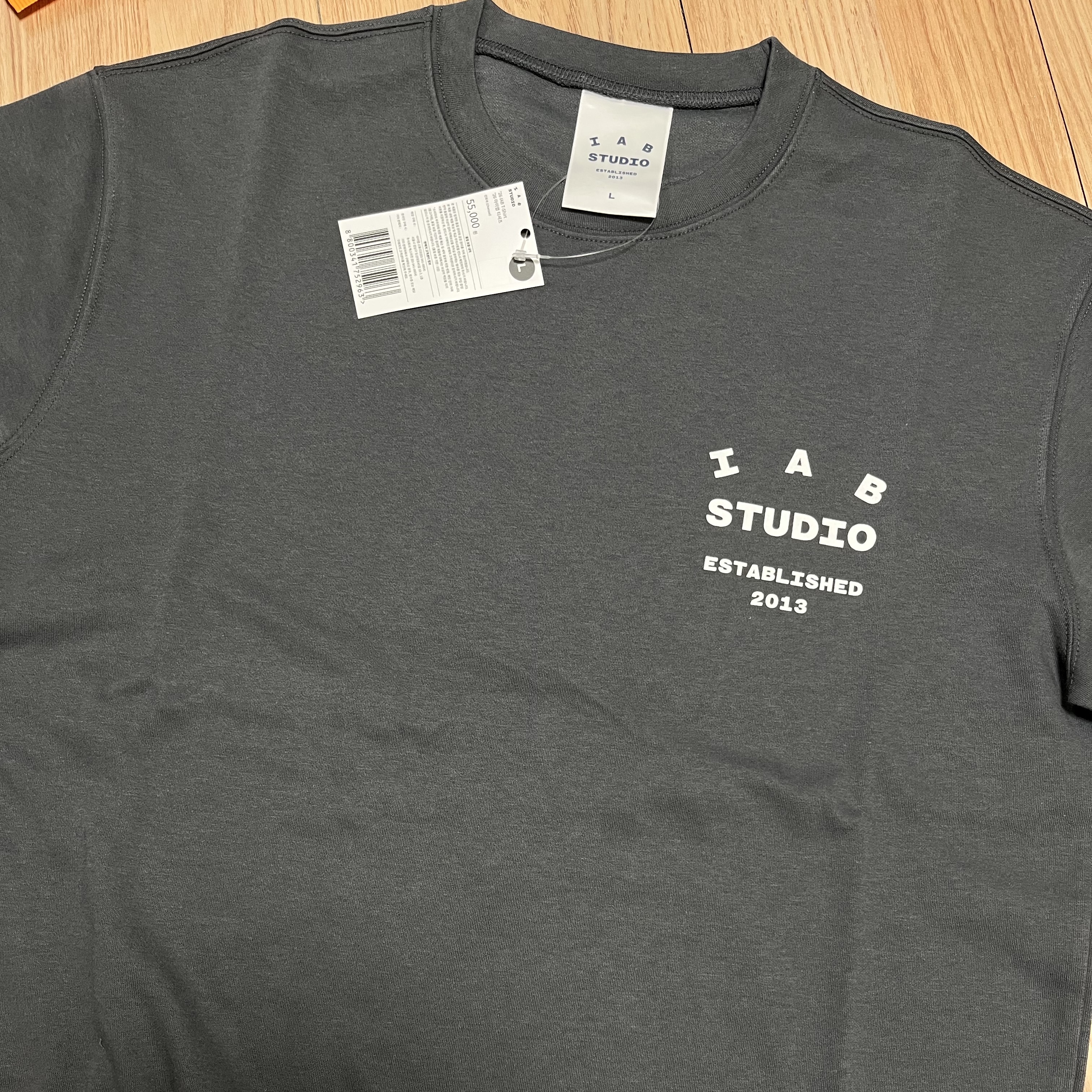 IAB Studio 26 IAB T-Shirt Charcoal White 착용 스타일 - 3