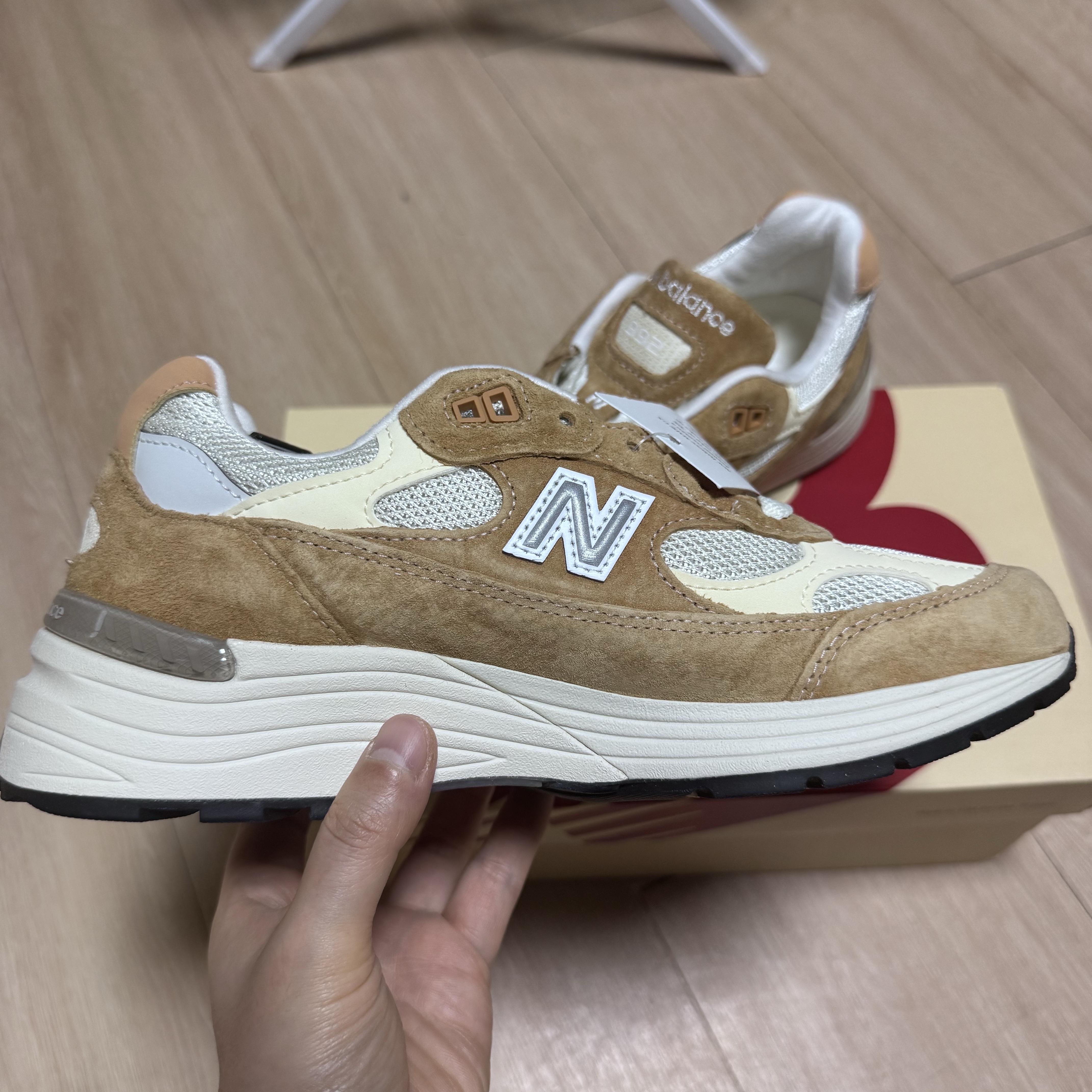 New Balance 992 Made in USA Sweet Caramel Calcium 착용 스타일 - 3