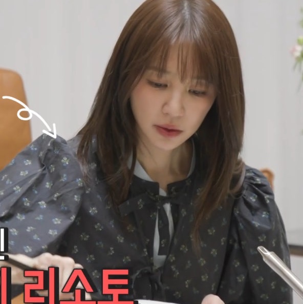 (W) Ganni Printed Cotton Peplum Blouse Phantom 착용 스타일 - 1