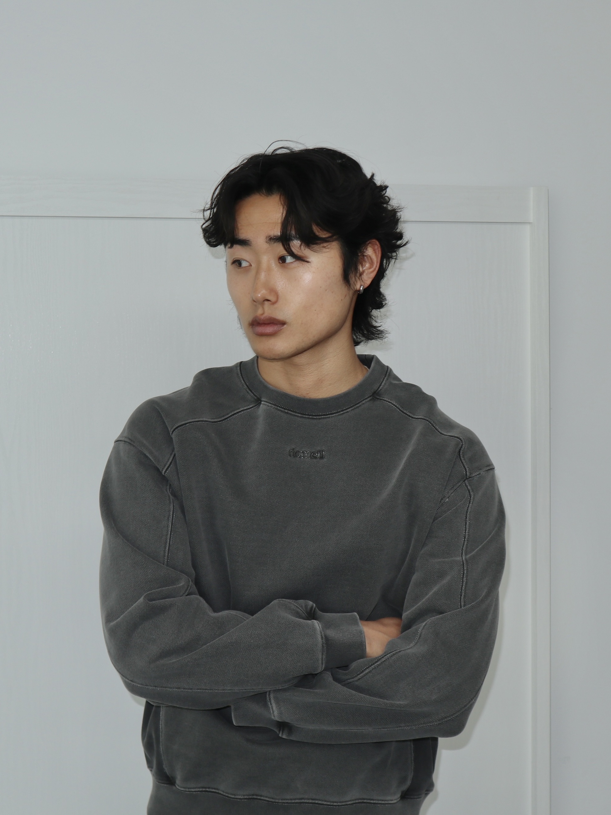 Riomeu Unbalanced Incision Pigmentation Heavy Sweatshirt Charcoal 착용 스타일 - 1