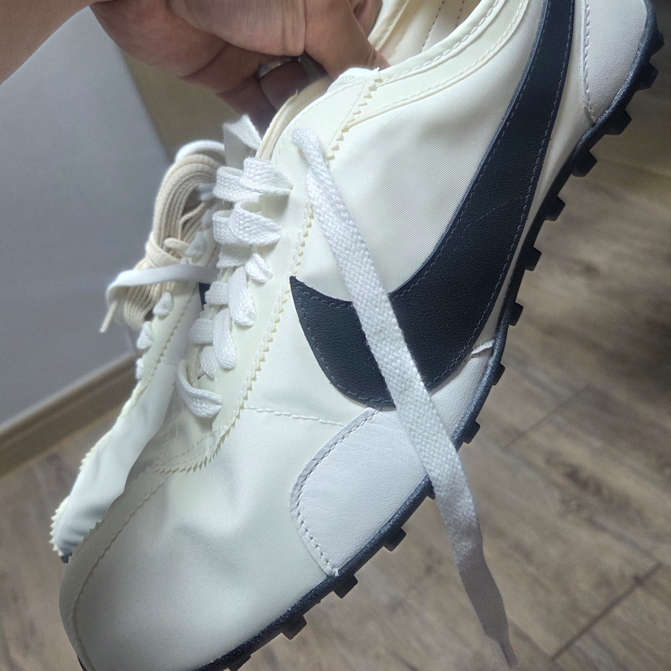(W) Nike Moon Shoe Soft Pearl and Black 착용 스타일 - 1