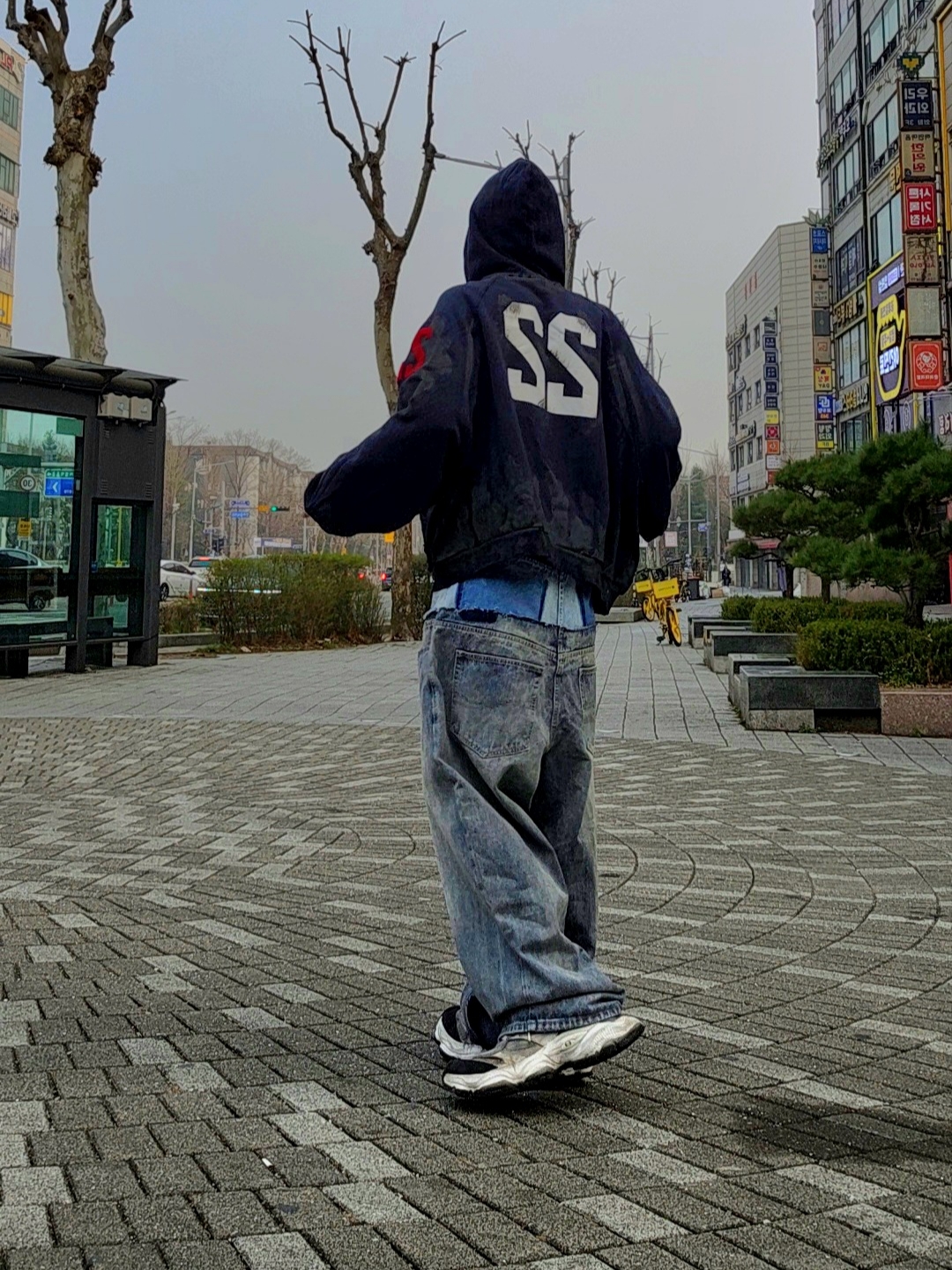 Balenciaga Cut-Up Baggy Pants Black, Balenciaga Paris Vintage Logo 22 Zip-Up Hoodie Dark Navy 착용 스타일 - 1
