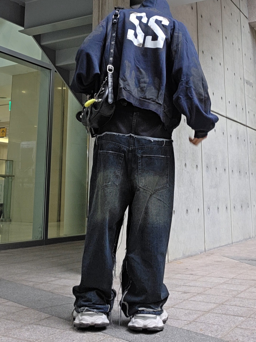 Balenciaga Cut-Up Baggy Pants Black, Balenciaga Paris Vintage Logo 22 Zip-Up Hoodie Dark Navy 착용 스타일 - 2