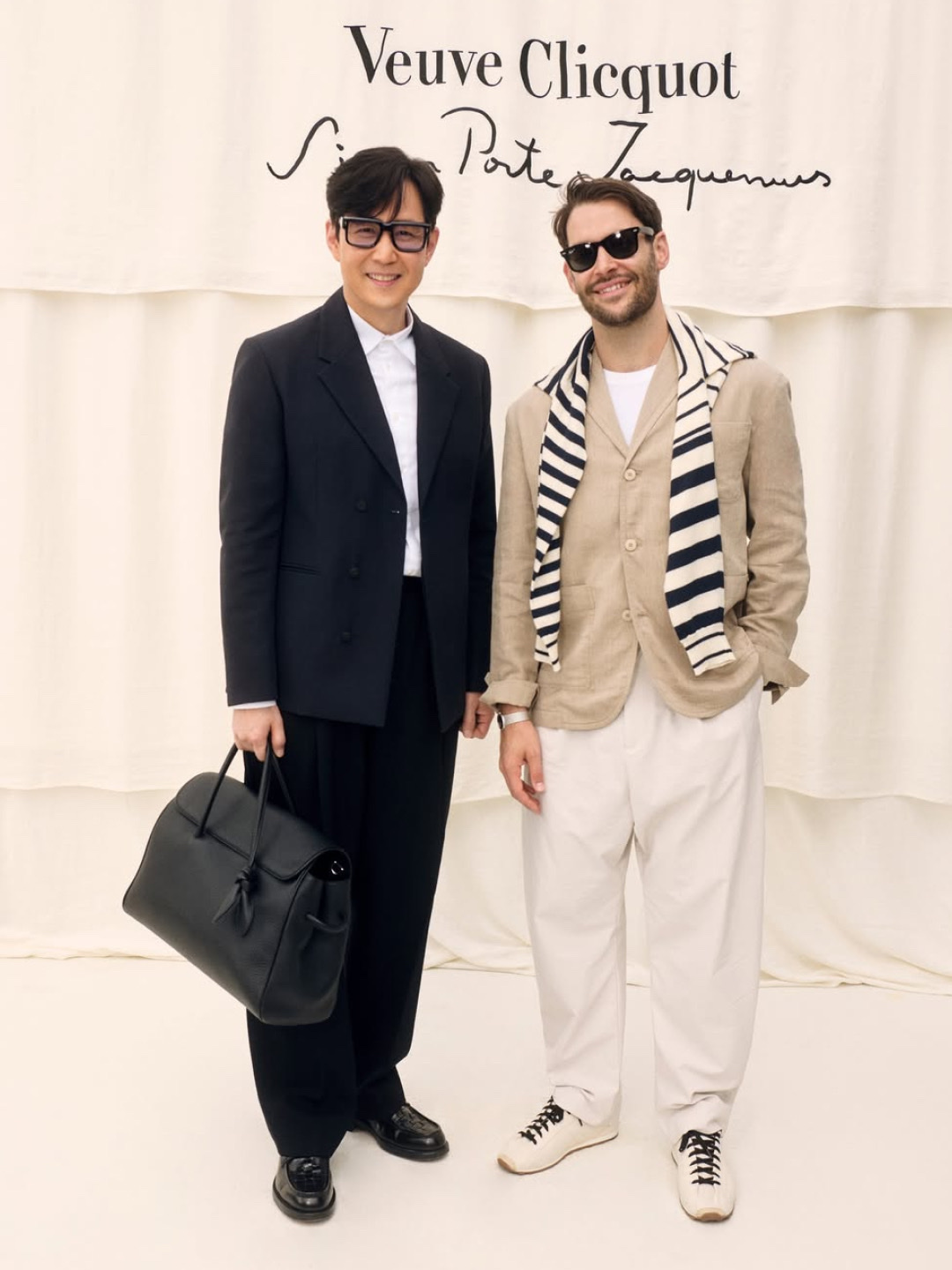 Jacquemus Le Bob Artichaut Bucket Hat Black, Jacquemus Le Porte Carte Bambino Flap Coin Purse Black 착용 스타일 - 3