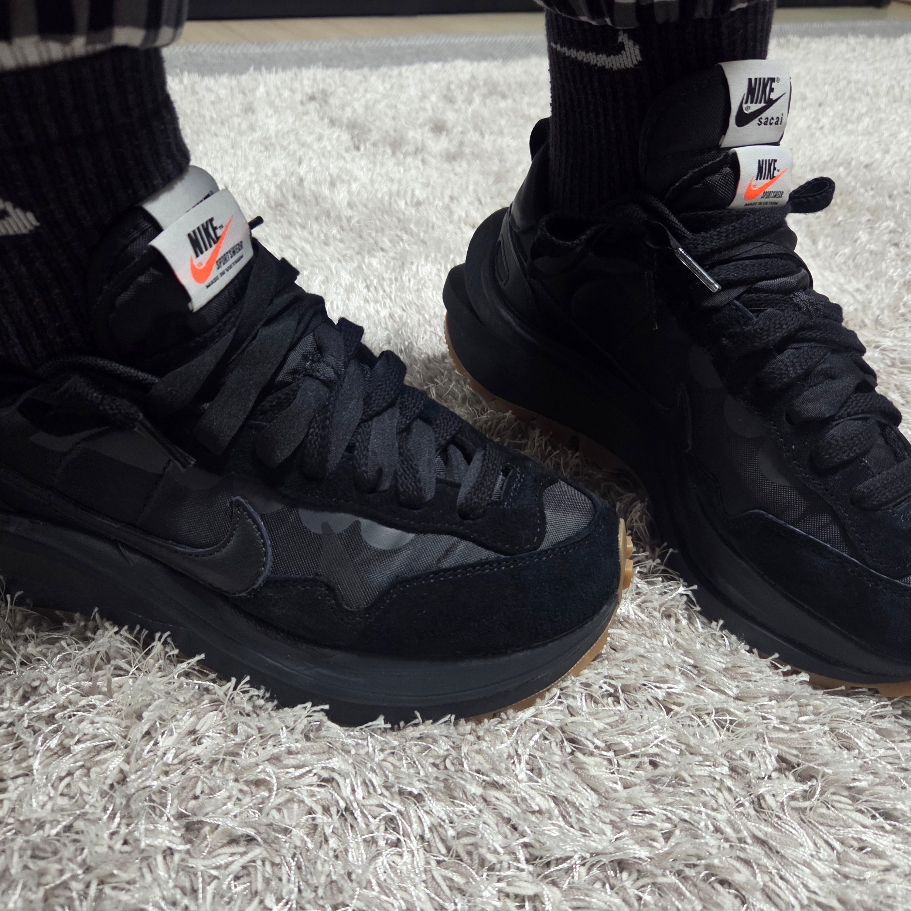 Nike x Sacai VaporWaffle Black and Gum 착용 스타일