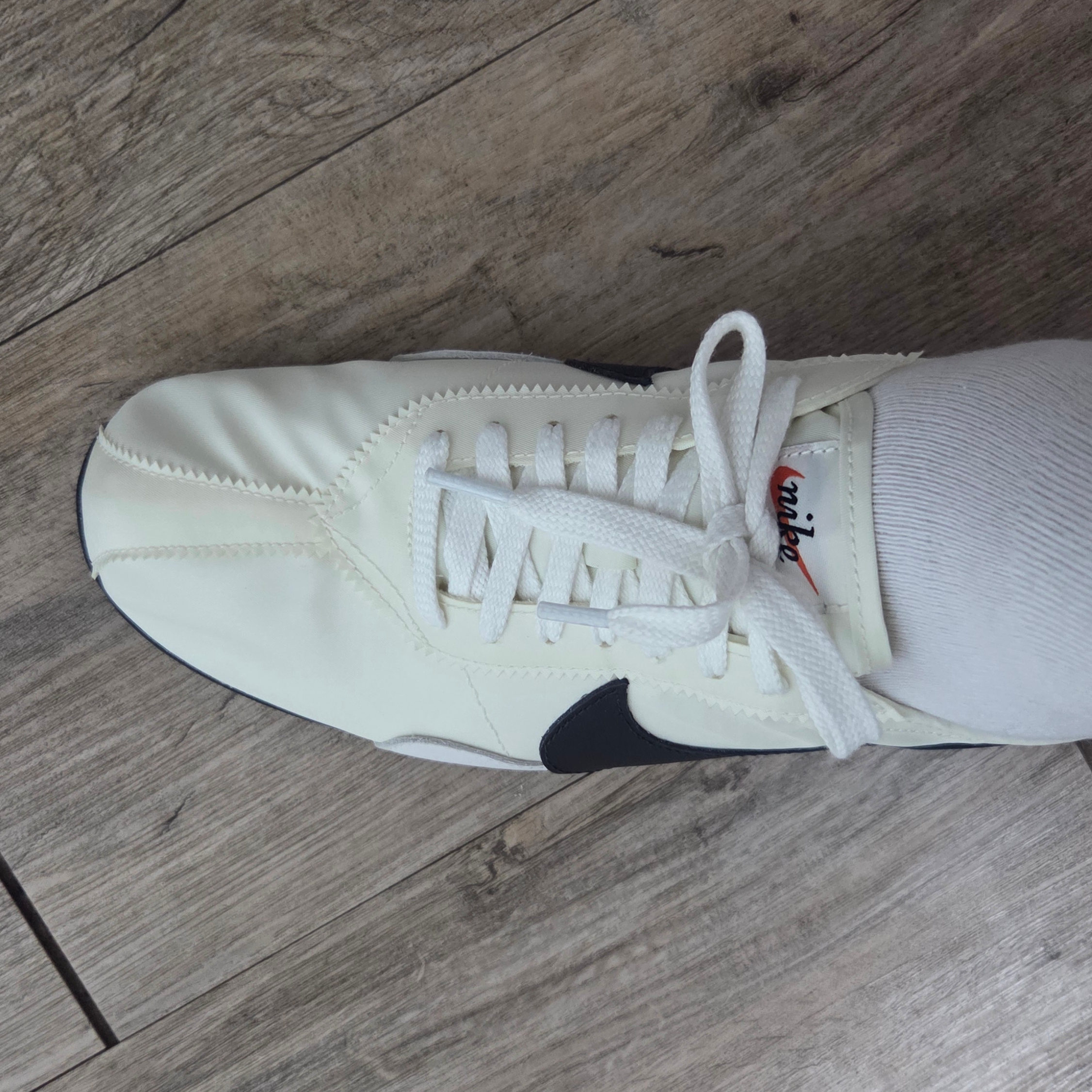 (W) Nike Moon Shoe Soft Pearl and Black 착용 스타일 - 5