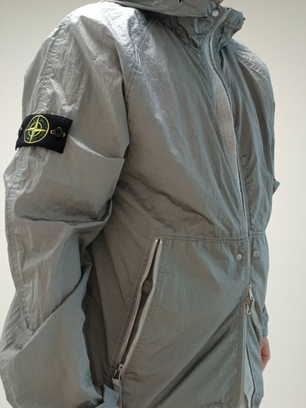Stone Island 4100097 Nylon Metal Watro-Tc in Econyl Hooded Jacket Pearl Grey - 25SS, Stone Island B100009 Nylon Metal in Econyl Pocket Details Regular Fit Swim Trunks Pearl Grey - 25SS 착용 스타일 - 2