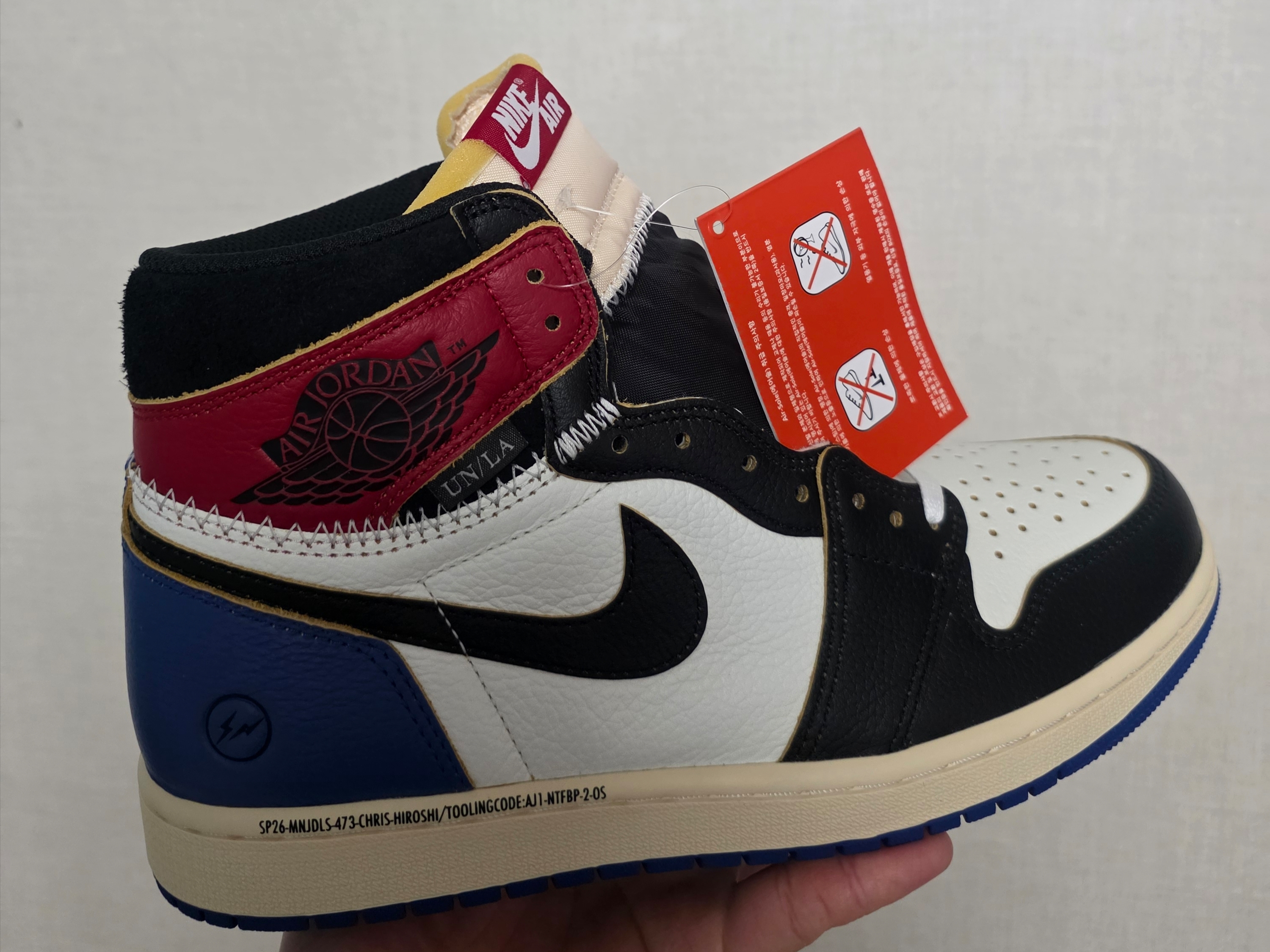 Jordan 1 x Fragment x Union LA Black and Varsity Red 착용 스타일 - 1