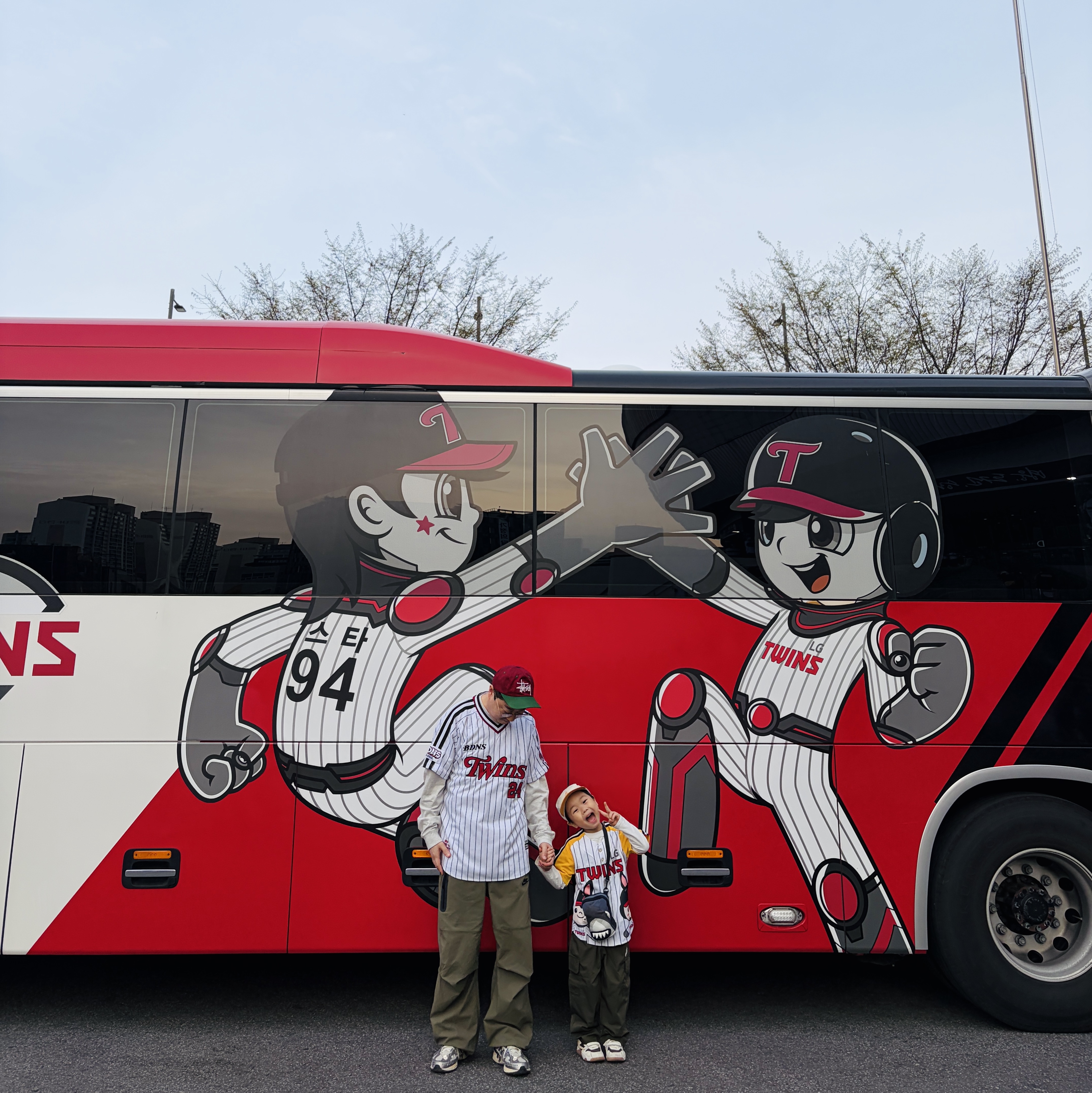 (TD) Jordan x Travis Scott Jumpman Jack TR Sail and Dark Mocha, BDNS x LG TWINS Classic Logo Stripe Baseball Jersey White (Non Marking Ver.) 착용 스타일 - 2