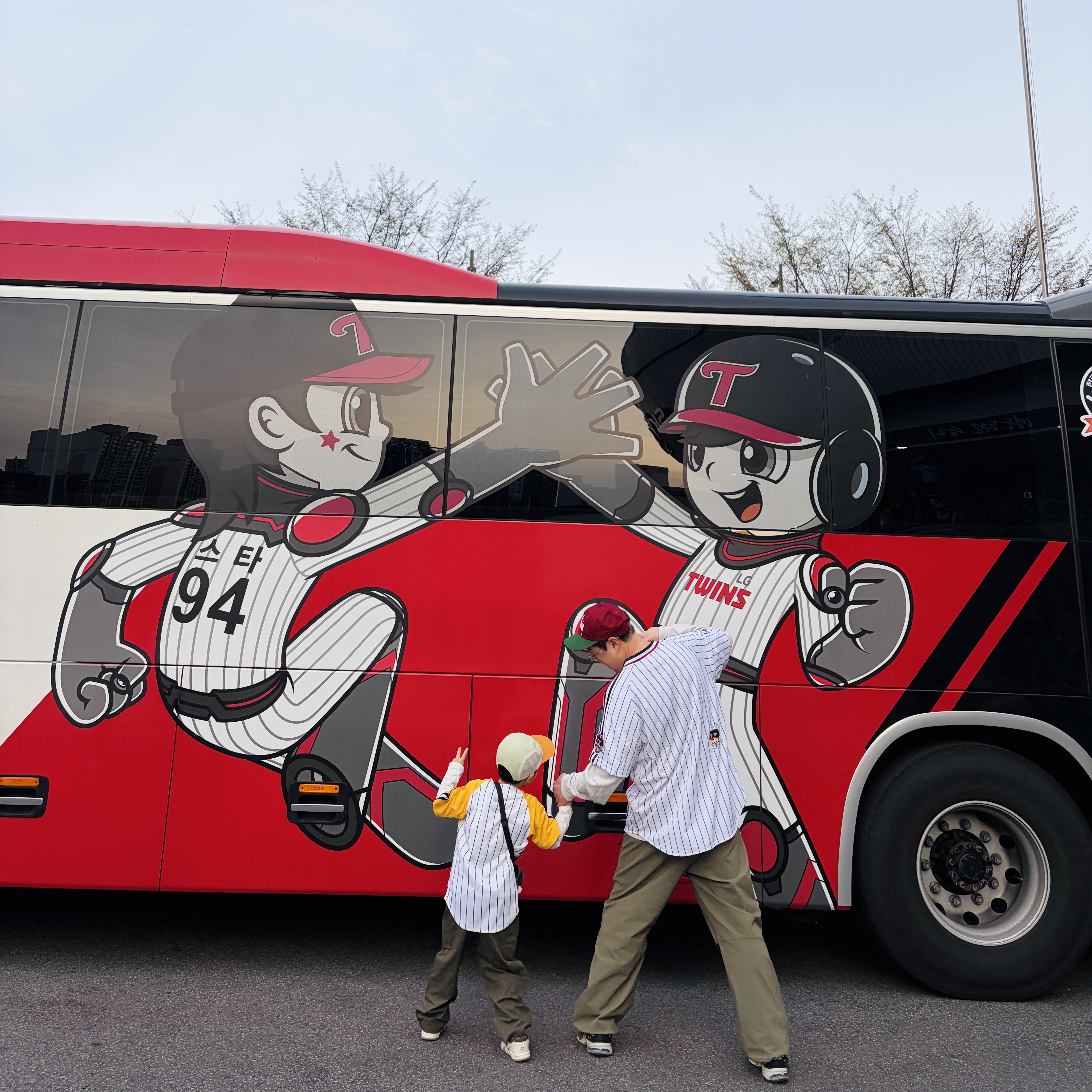 (TD) Jordan x Travis Scott Jumpman Jack TR Sail and Dark Mocha, BDNS x LG TWINS Classic Logo Stripe Baseball Jersey White (Non Marking Ver.) 착용 스타일 - 6