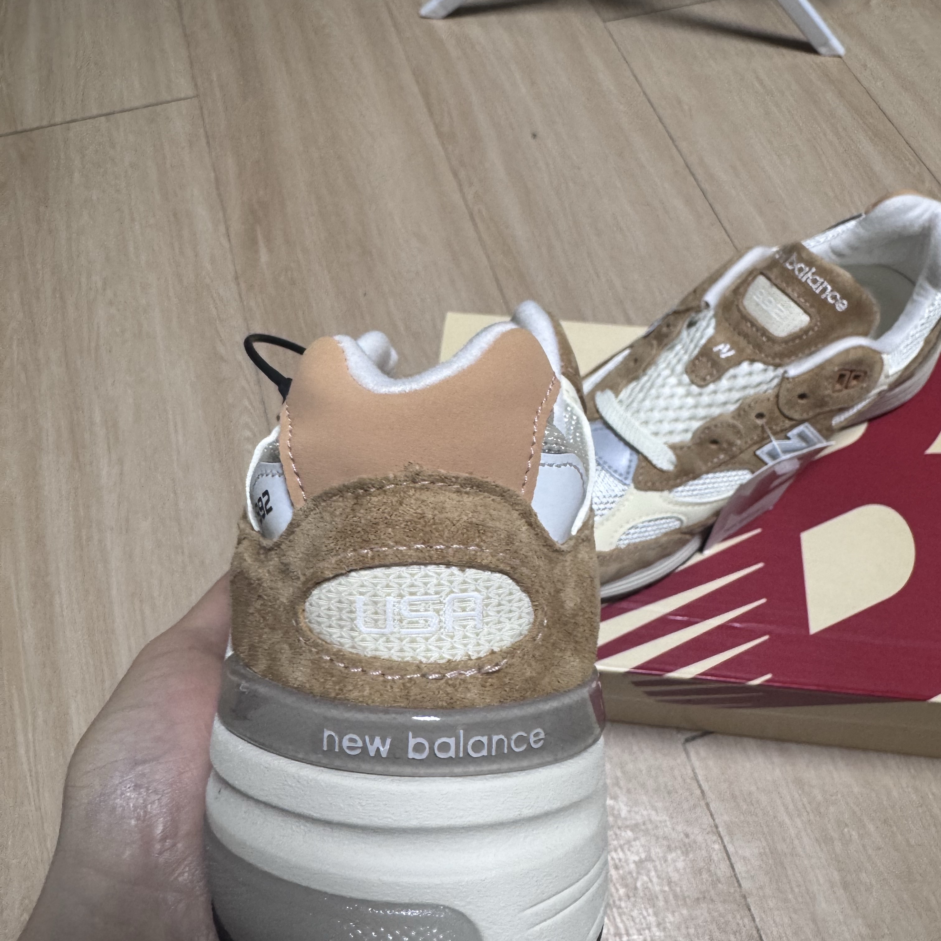 New Balance 992 Made in USA Sweet Caramel Calcium 착용 스타일 - 4