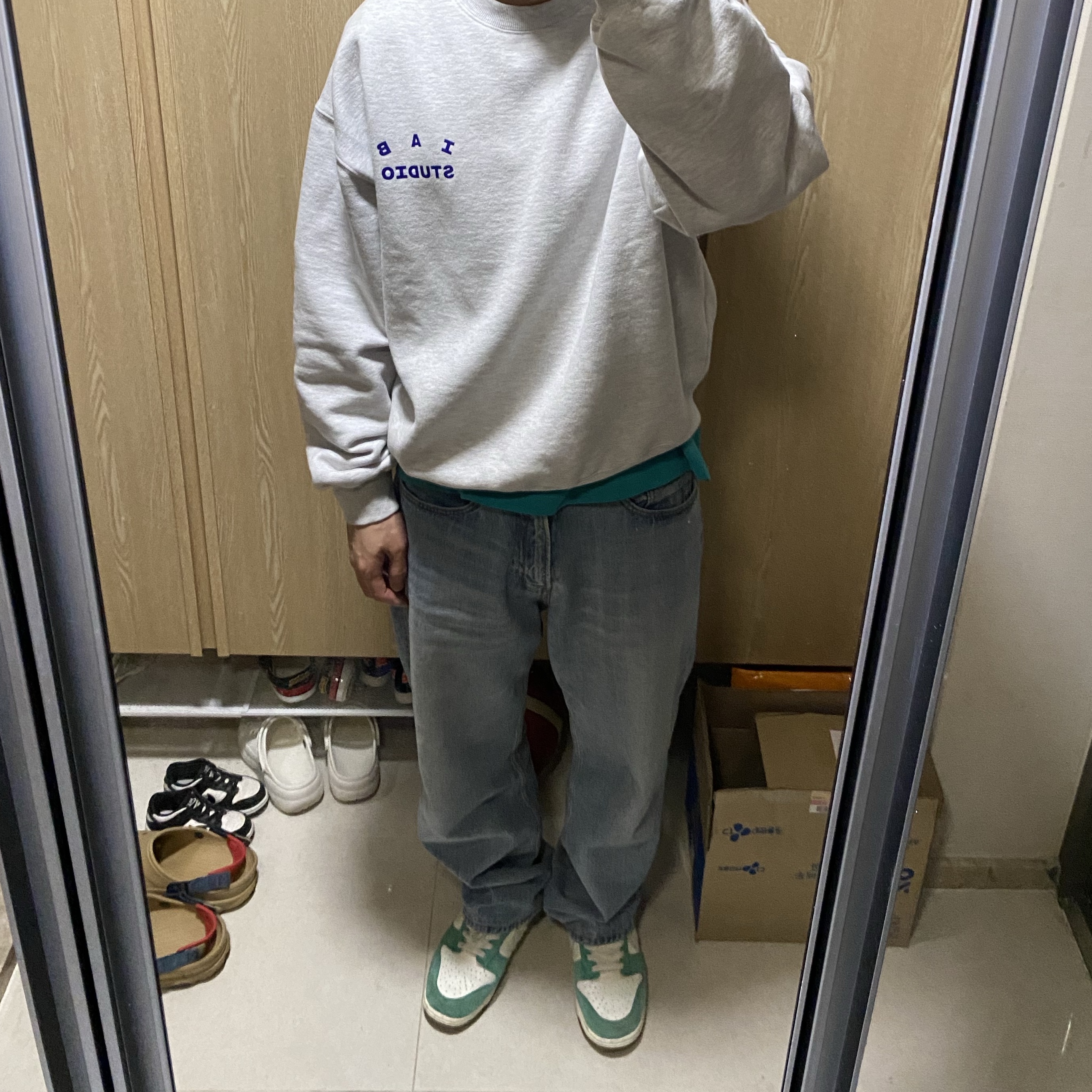 Nike x Kasina Dunk Low Road Sign - Kasina Exclusive, IAB Studio Sweatshirt Light Gray - 23FW 착용 스타일 - 1