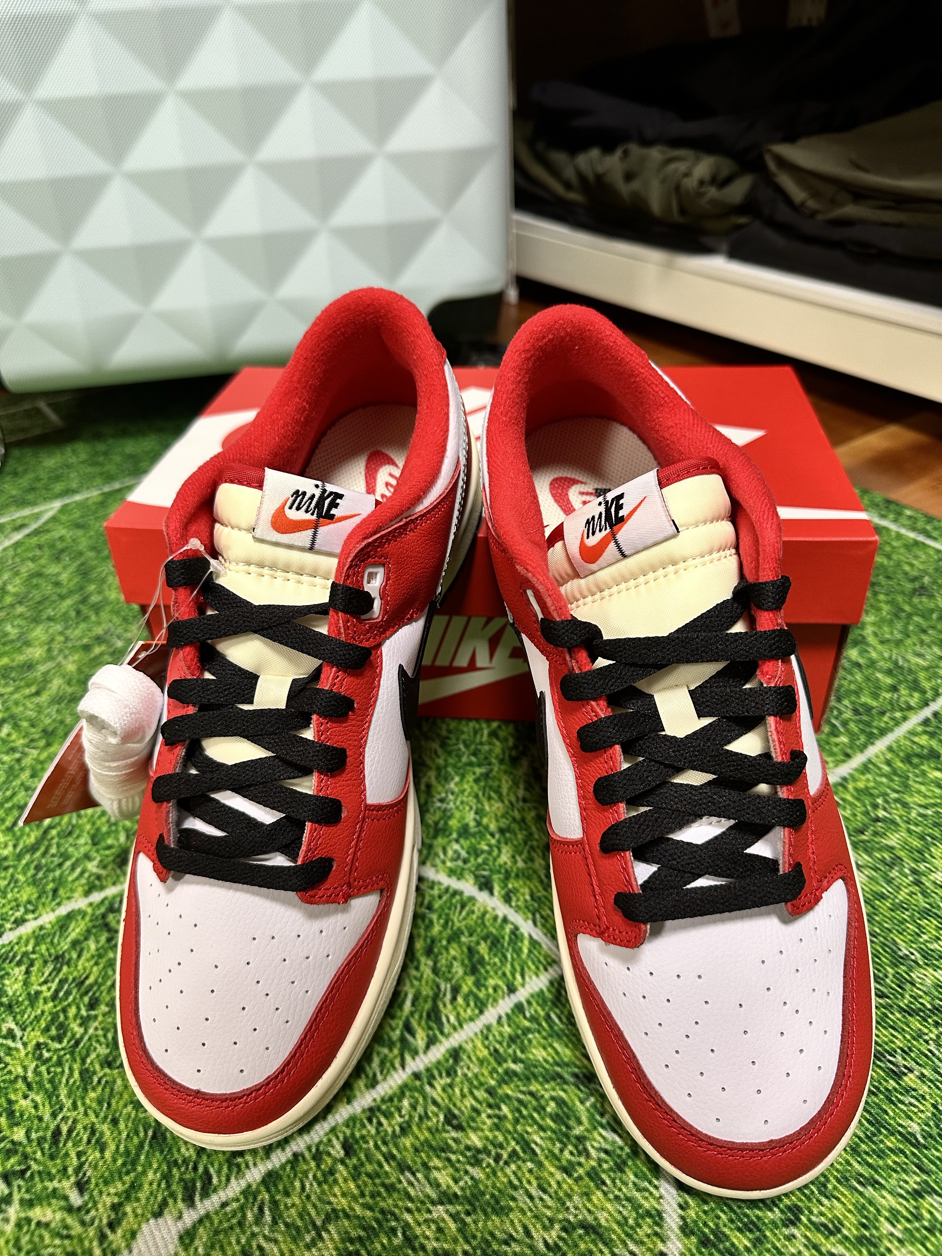 Nike Dunk Low Retro PRM University Red Black 착용 스타일
