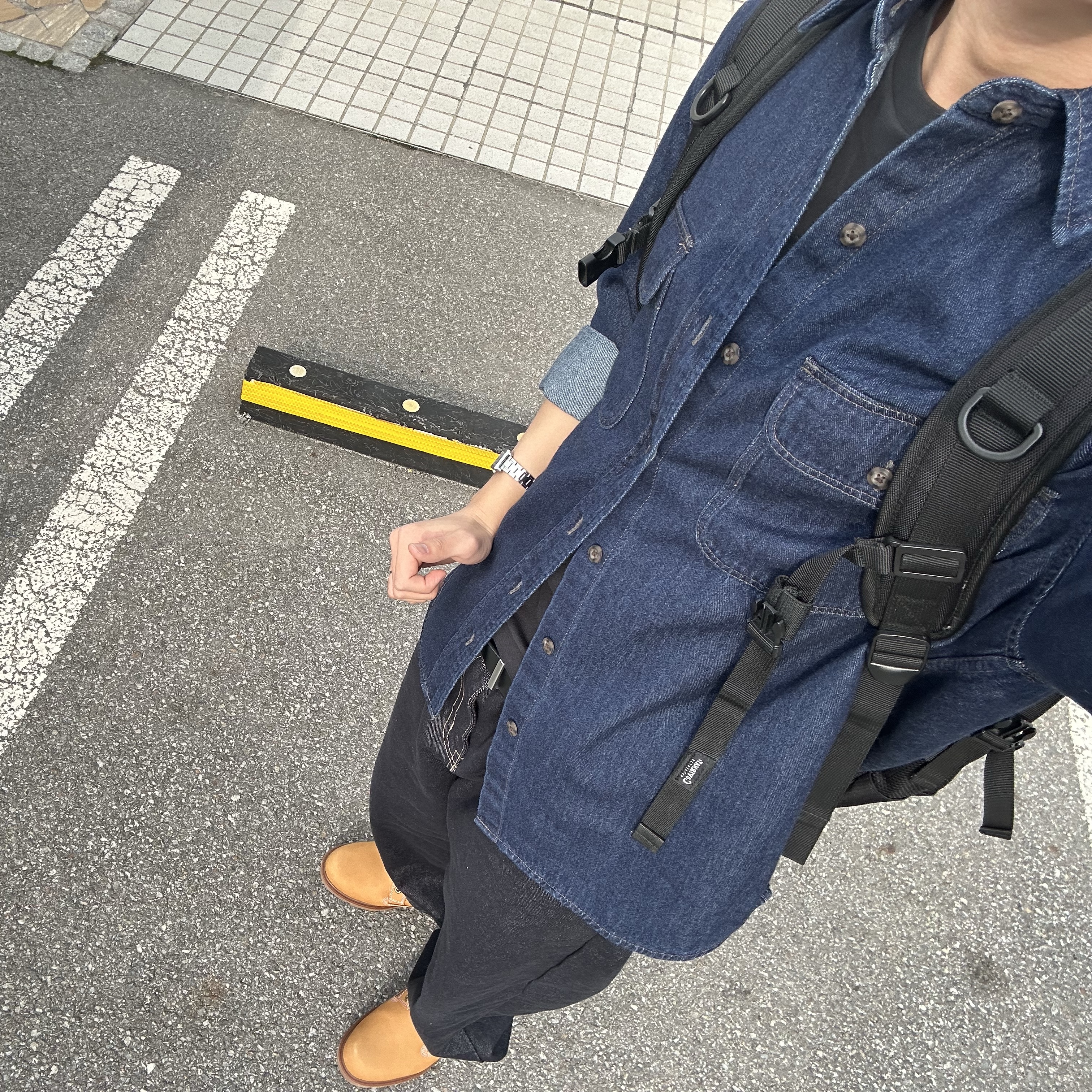 Uniqlo x JW Anderson Denim Shirt Blue 착용 스타일