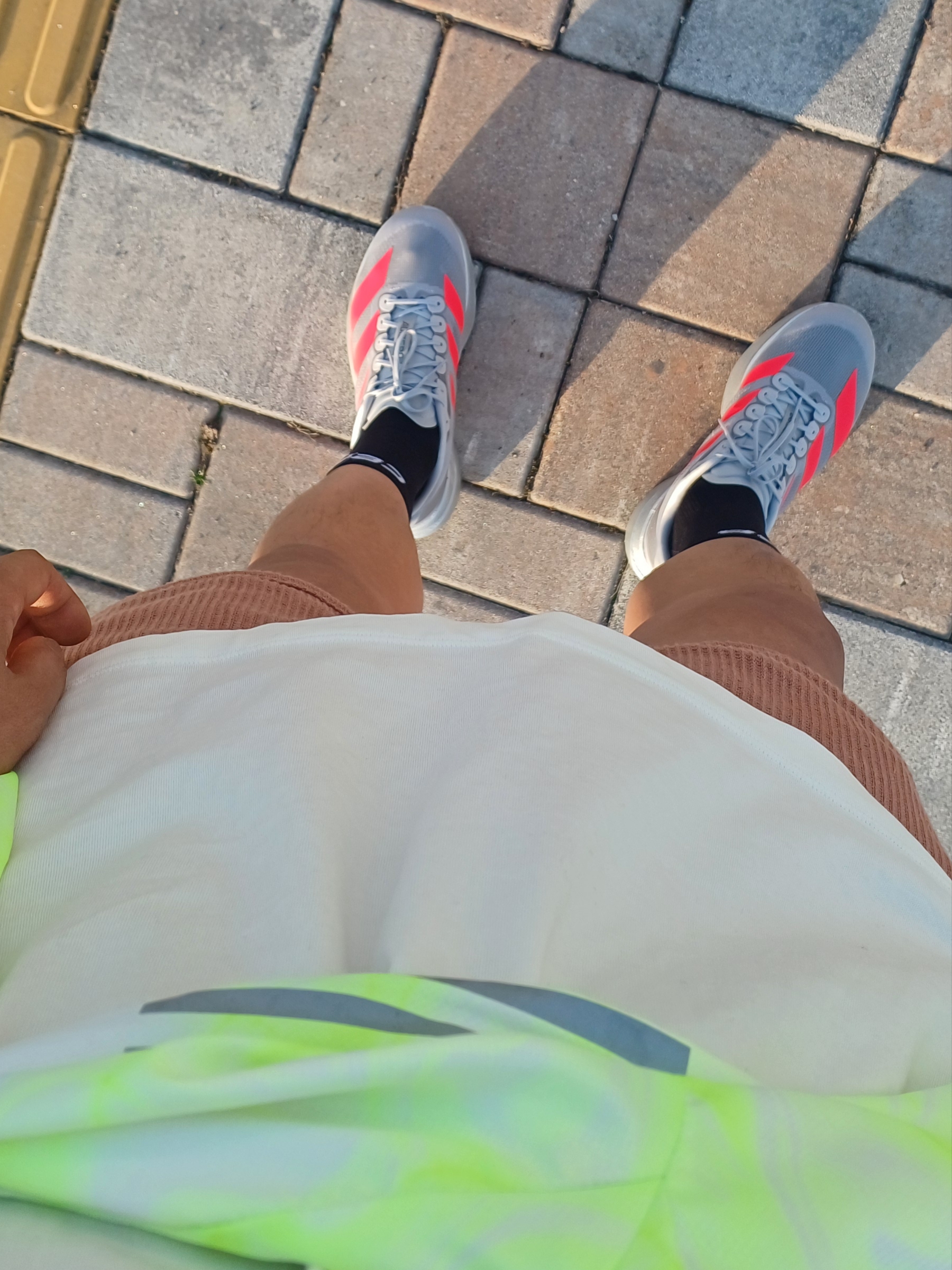 Alex Zono I Dig Running Trucker Hat OG Brown, Adidas Adizero EVO SL Silver Metallic Lucid Red 착용 스타일 - 2