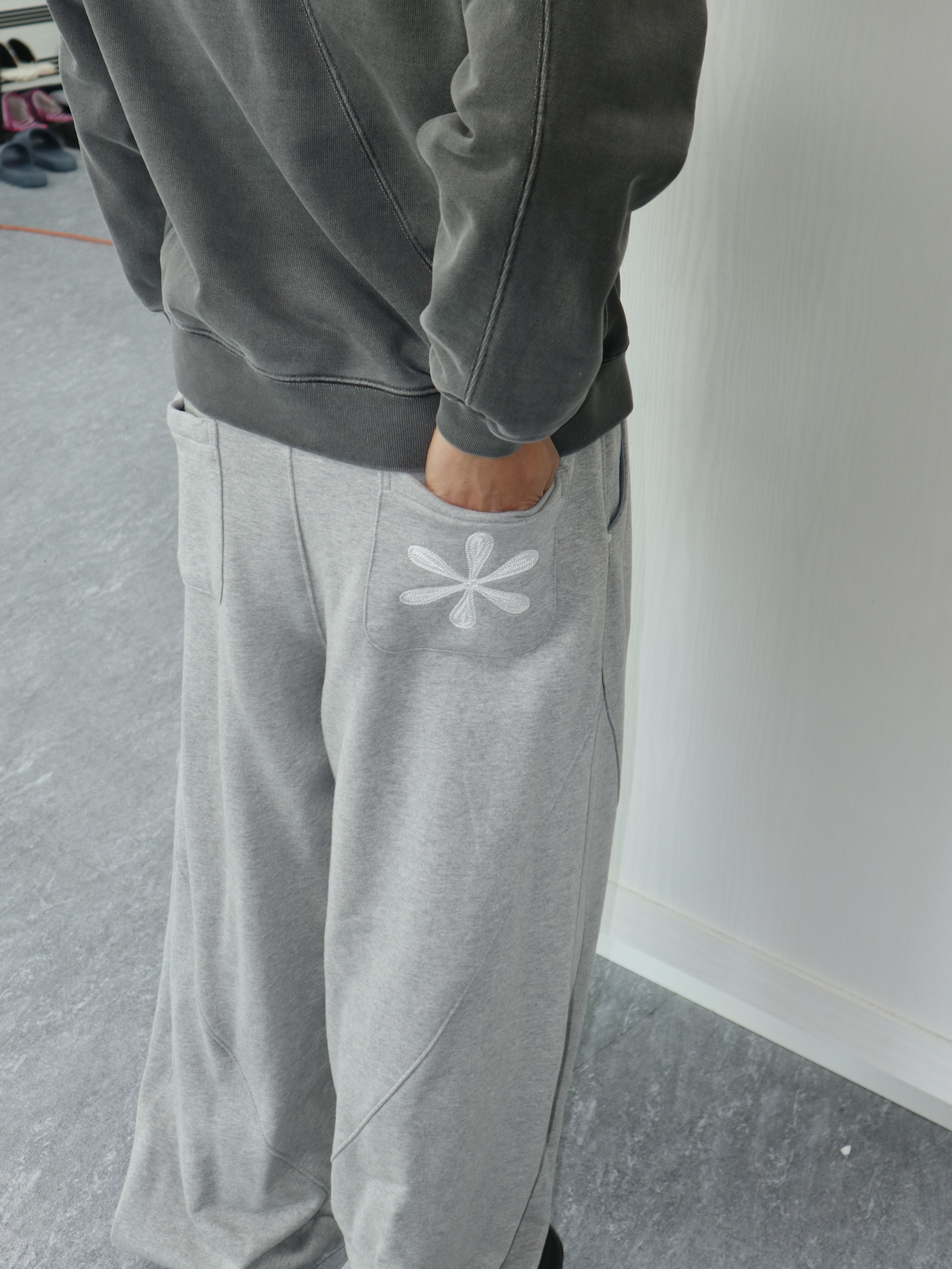 Riomeu Curved Balloon Sweatpants Melange 착용 스타일 - 1