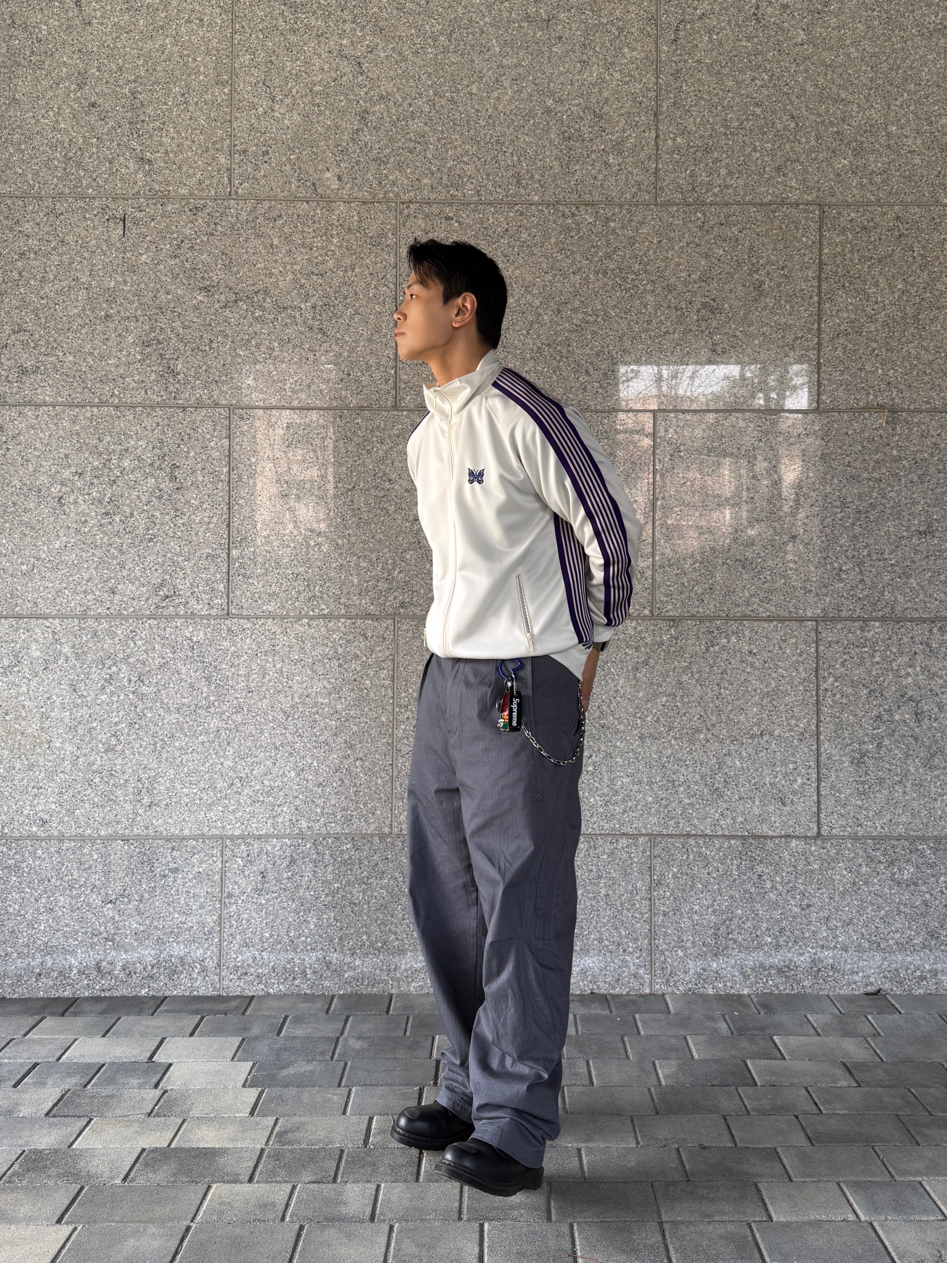 Sansan Gear Back Pocket Pants Blue Charcoal, Needles Track Jacket Poly Smooth Ice White 착용 스타일 - 1