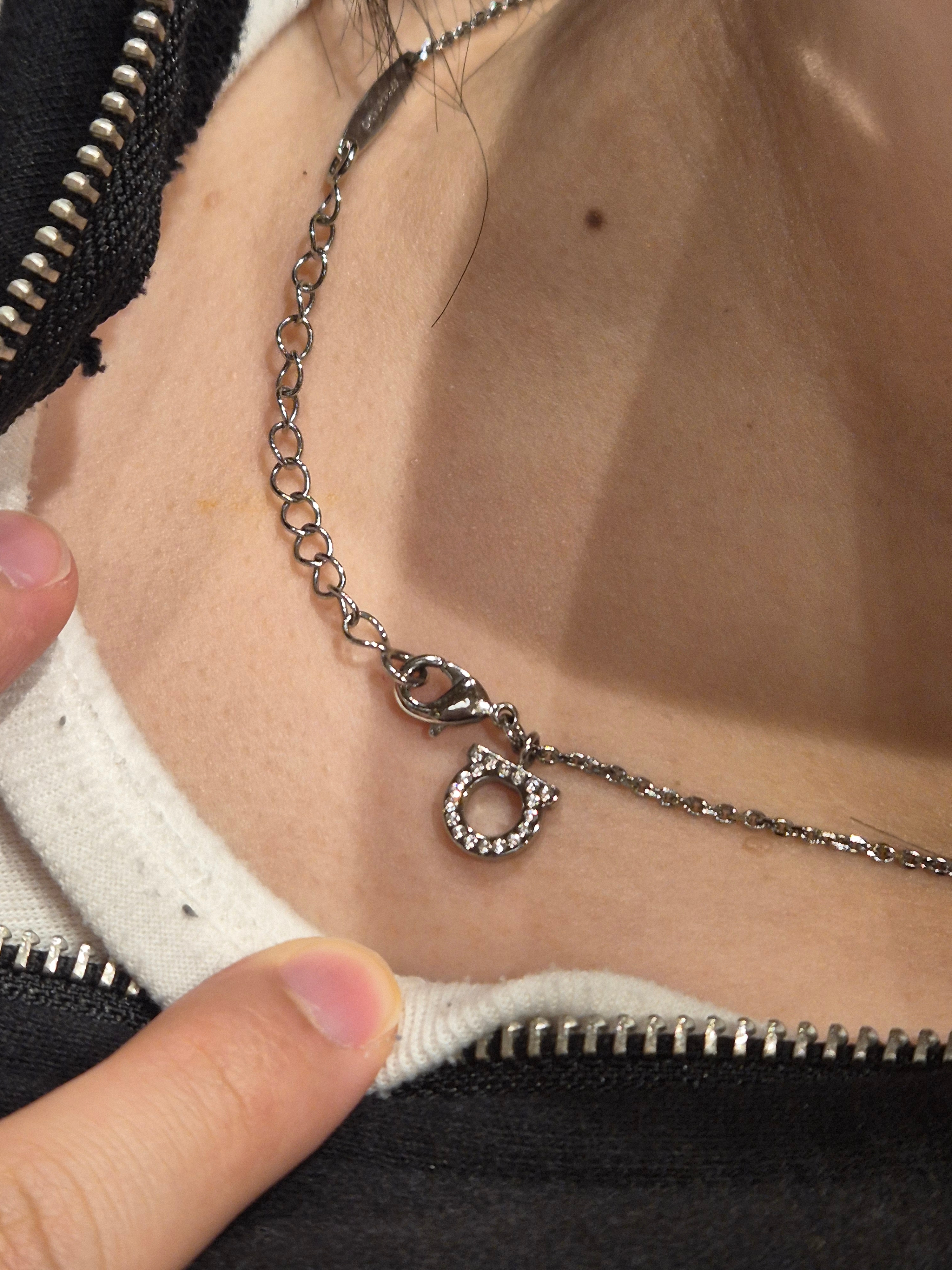 (W) Ferragamo Gancini Small Crystals Necklace Brass Glass & Palladium 착용 스타일