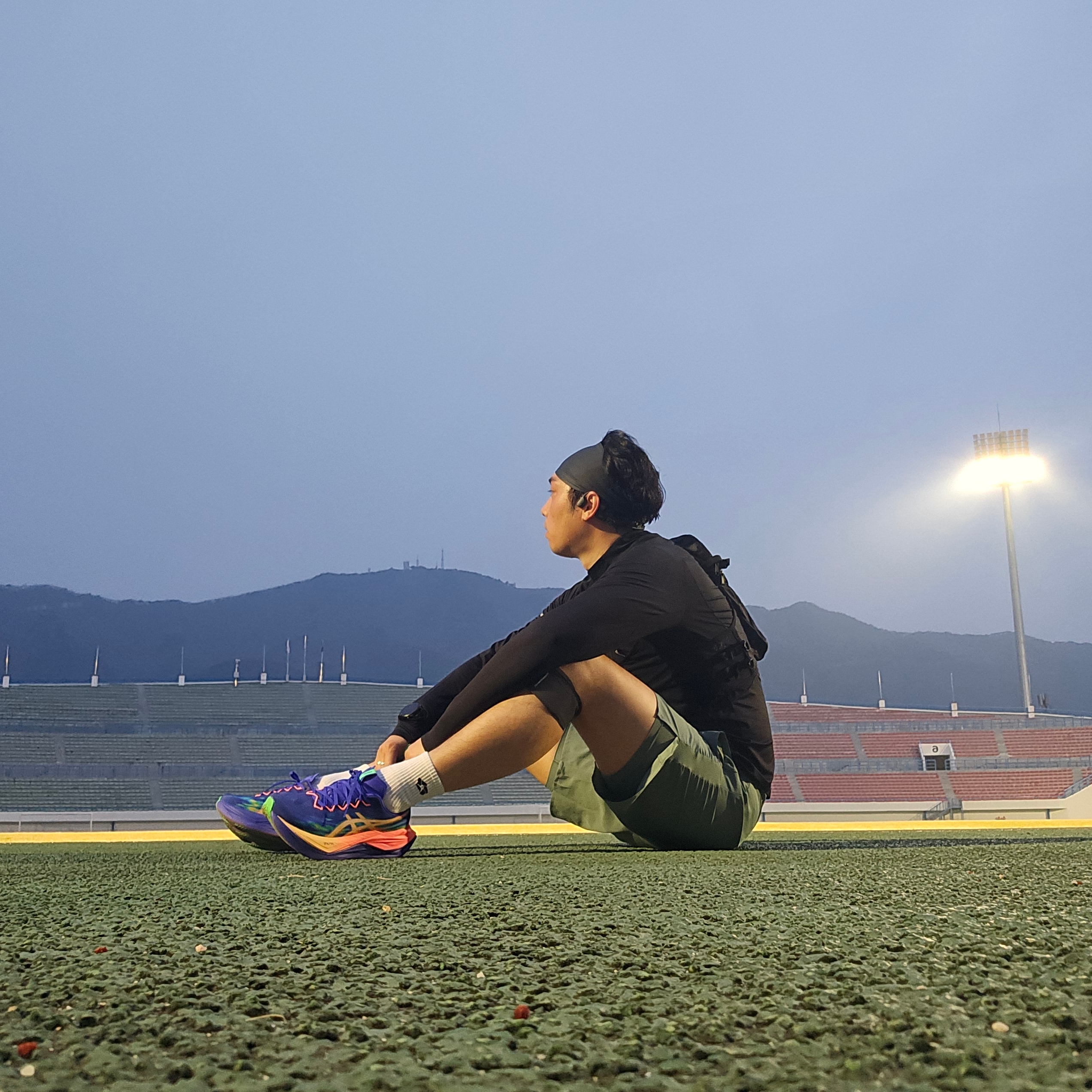 Shokz OpenRun S803 Black, Mizuno Mesh Backpack Black Light Grey 착용 스타일 - 2
