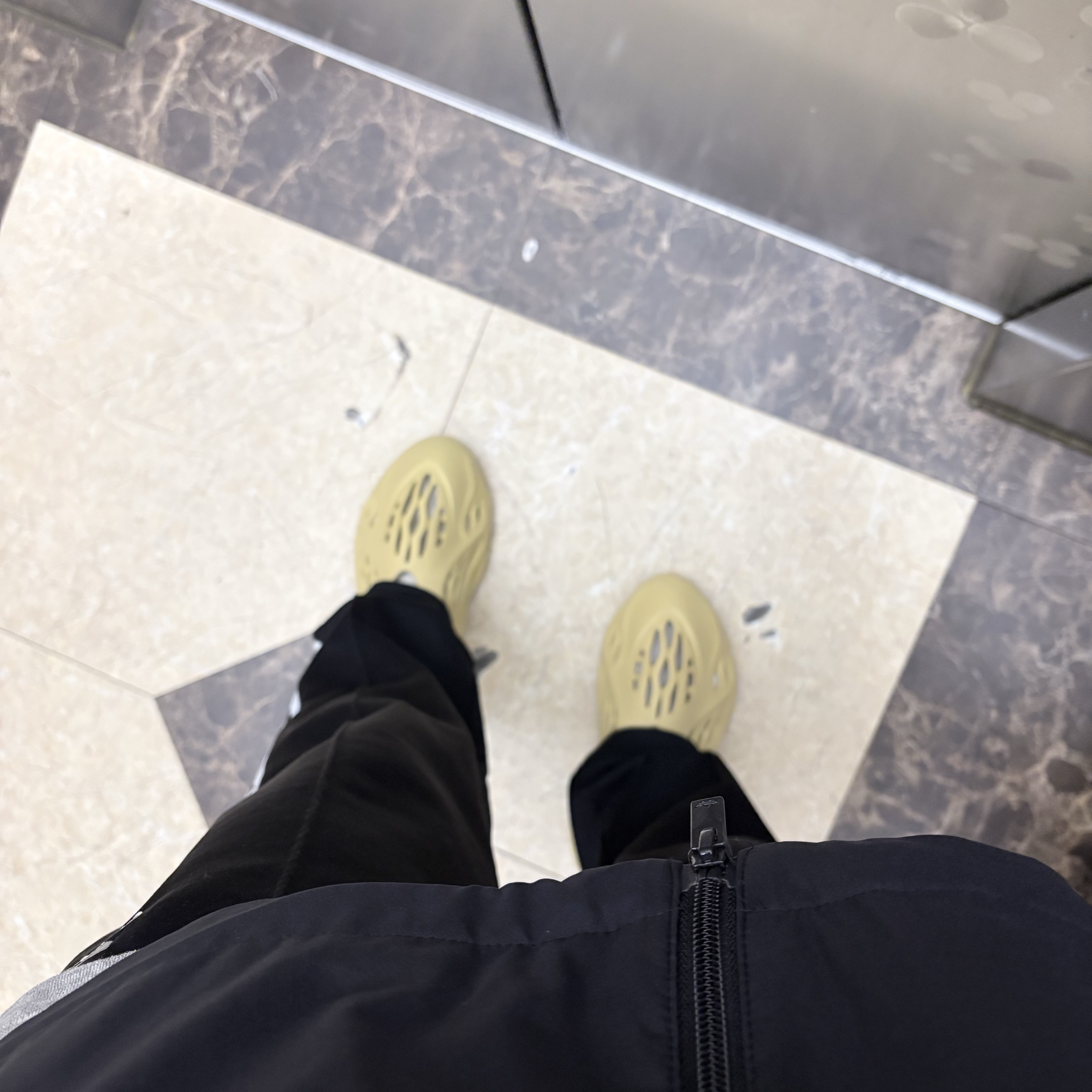 Adidas Yeezy Foam RNNR Sulfur 착용 스타일