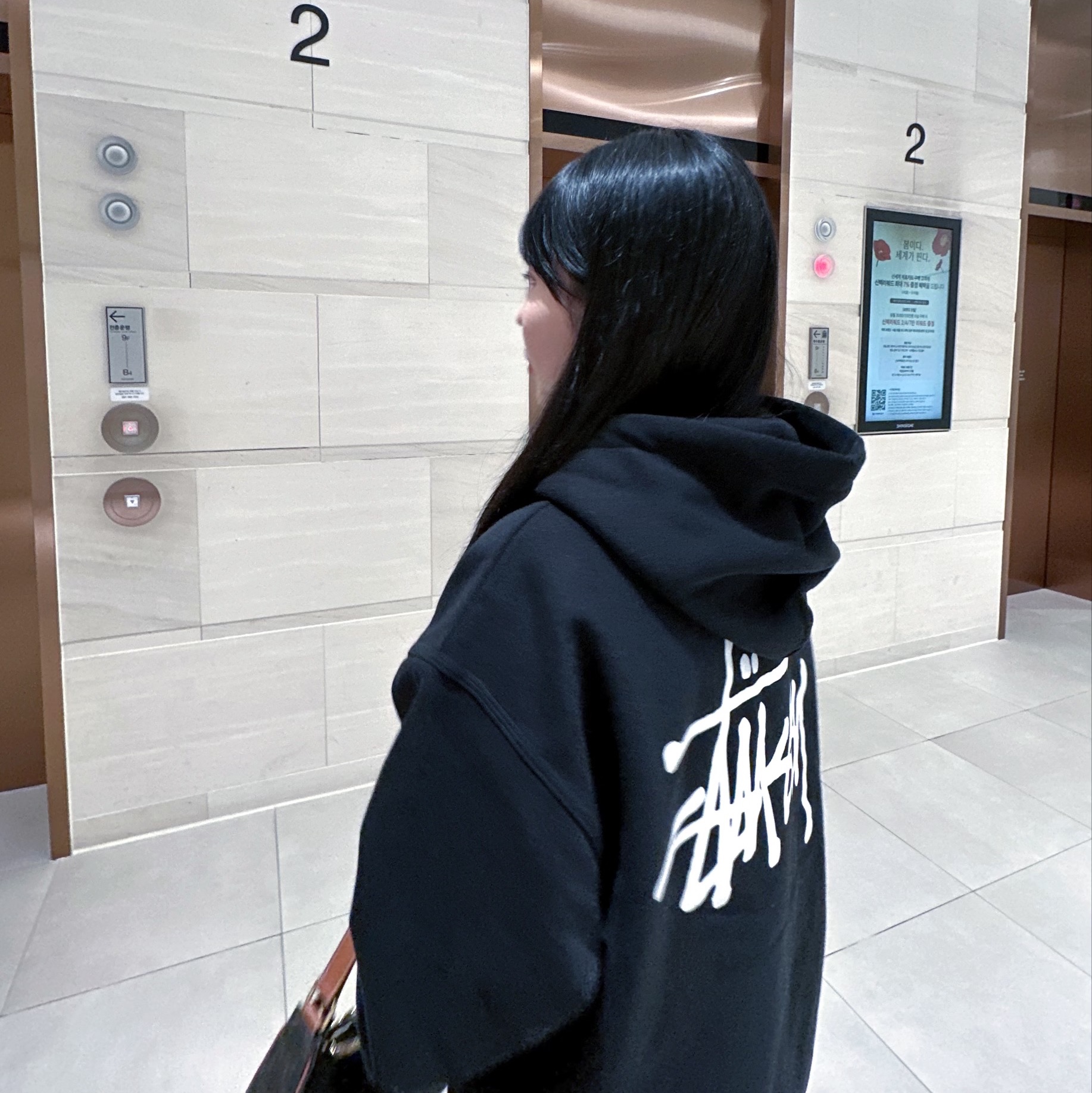 Stussy Basic Stussy Hoodie Black 2023, Celine Medium Ava Triomphe Bag in Triomphe Canvas Calfskin Tan 착용 스타일 - 2