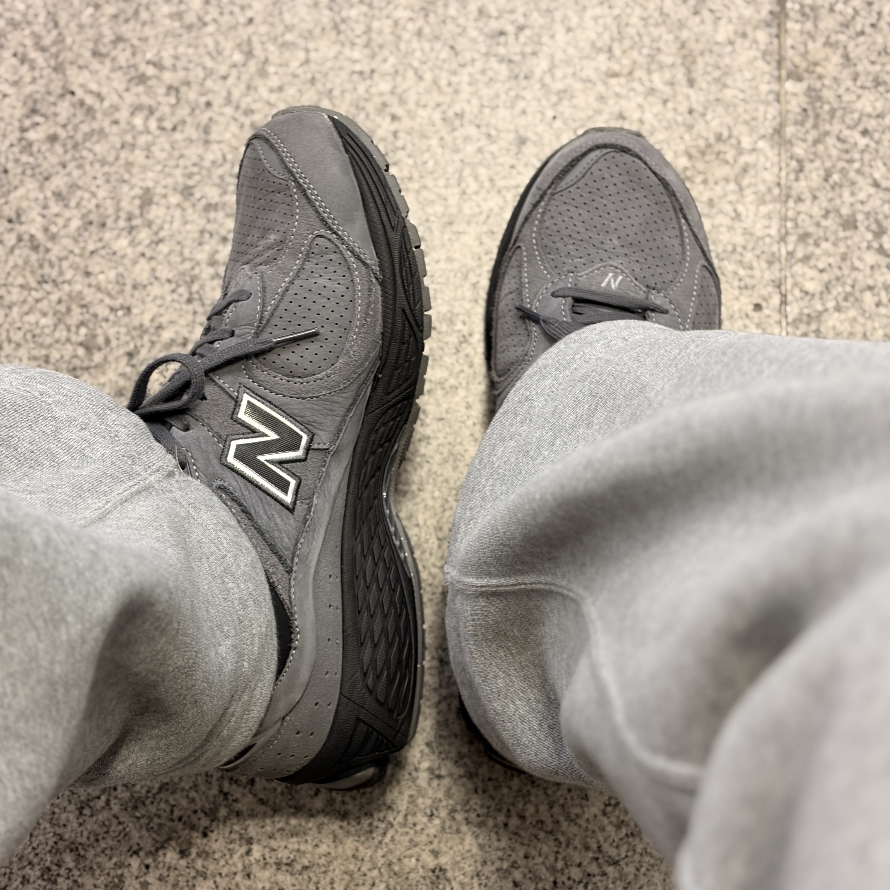 New Balance 2002R Dark Grey 착용 스타일