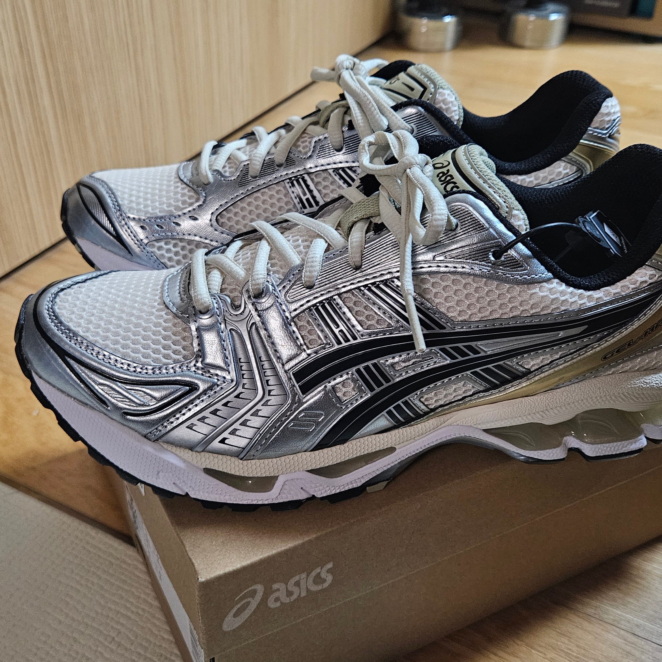 Asics Gel-Kayano 14 Birch Pure Silver 착용 스타일 - 2