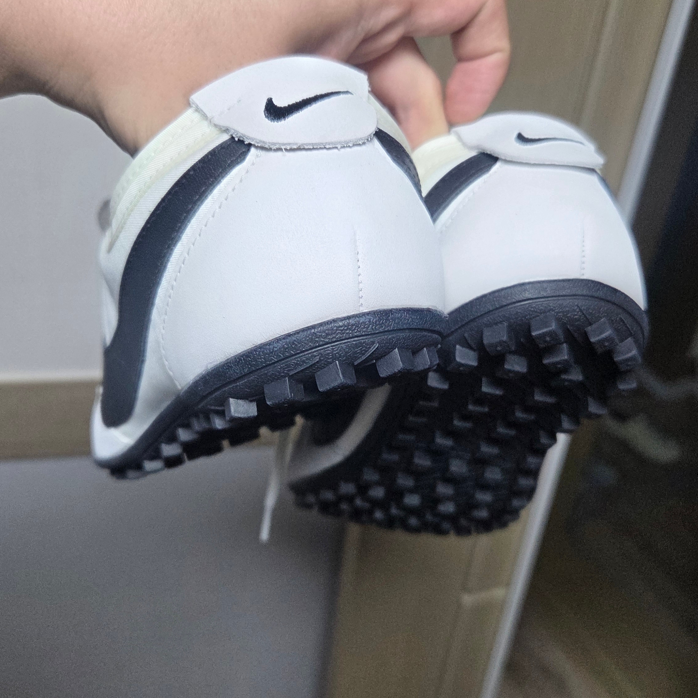 (W) Nike Moon Shoe Soft Pearl and Black 착용 스타일 - 4