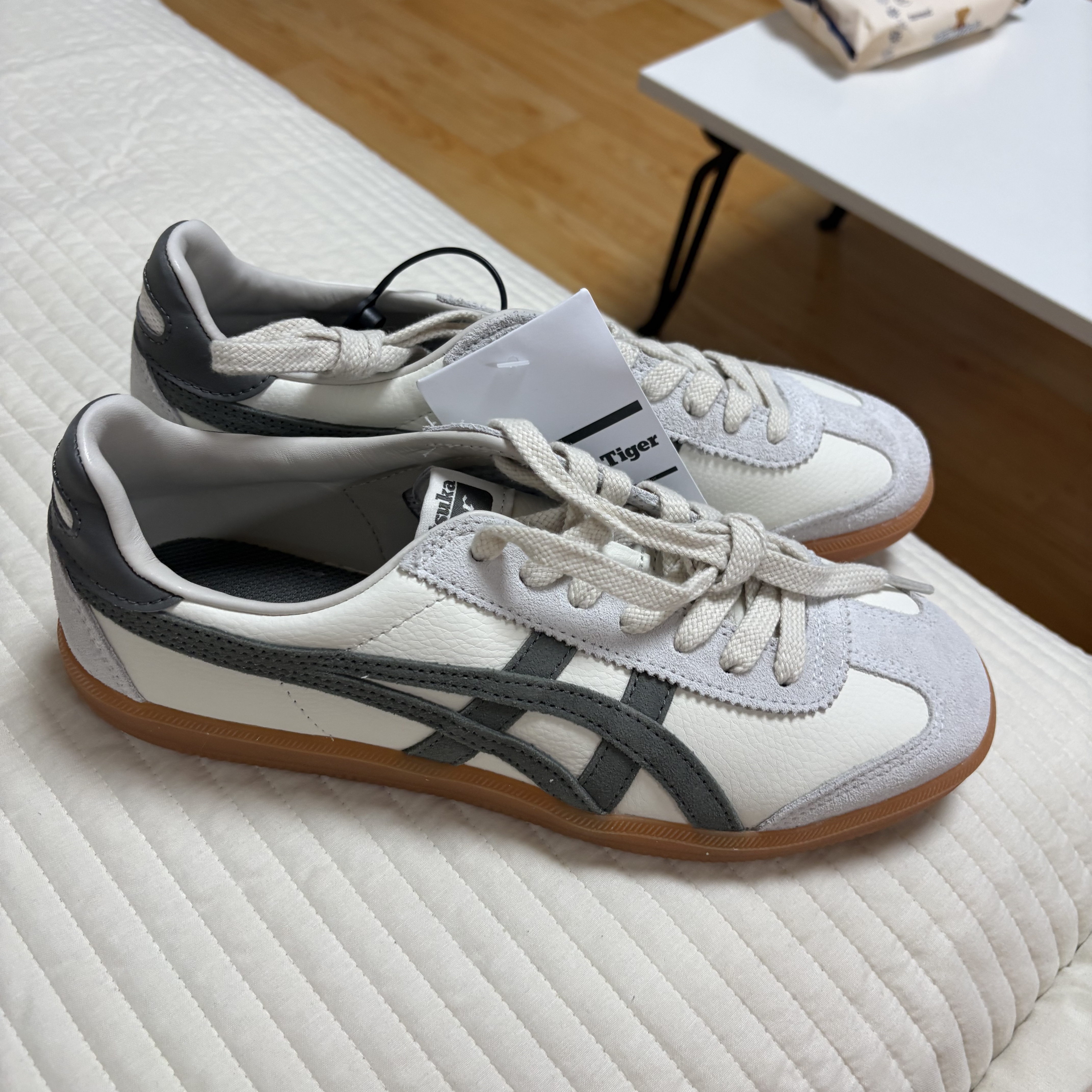 Onitsuka Tiger Tokuten Cream Truffle Grey 착용 스타일 - 2