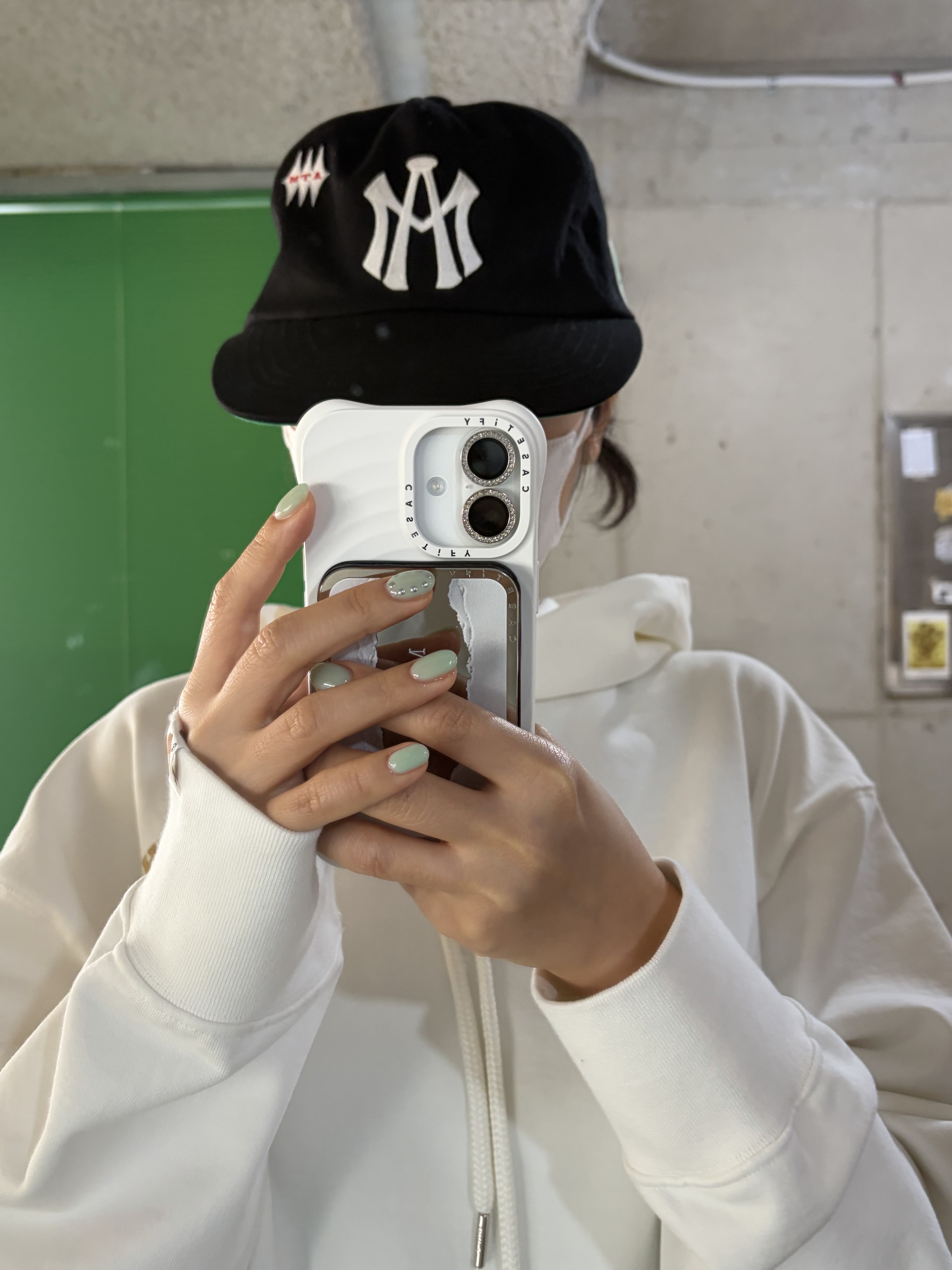 Aftermath Atm Logo Ball Cap Black, Casetify iPhone MagSafe Ripple Case White 착용 스타일 - 2