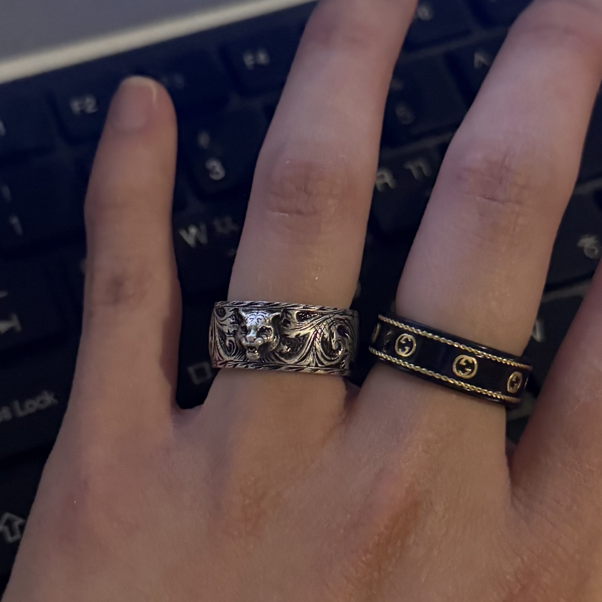 Gucci Thin Silver Ring With Feline Head Silver Aged Dark Finish 착용 스타일