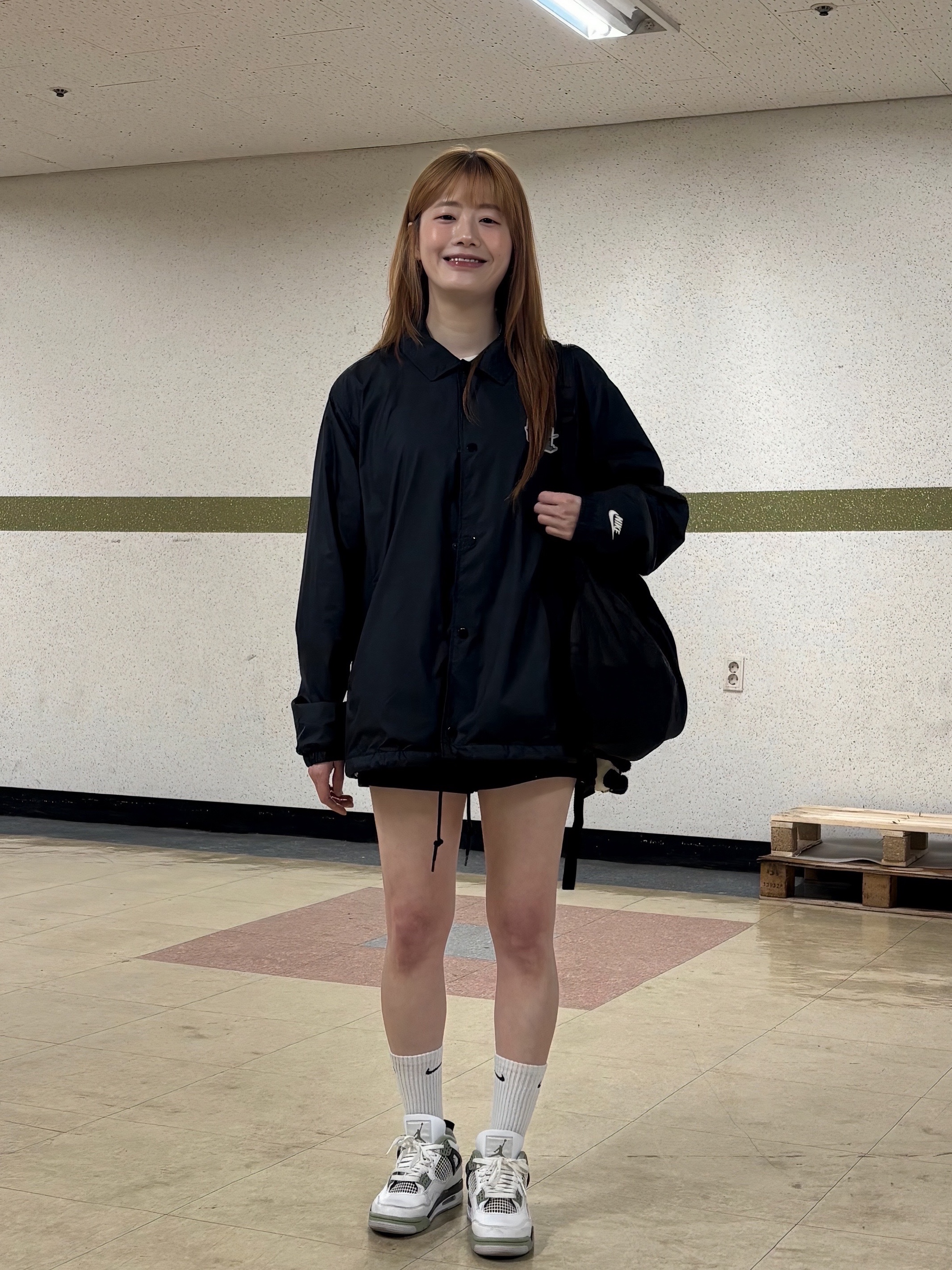 (W) Jordan 4 Retro Oil Green, Nike Club Coaching Jakcet Black White - Asia 착용 스타일 - 1