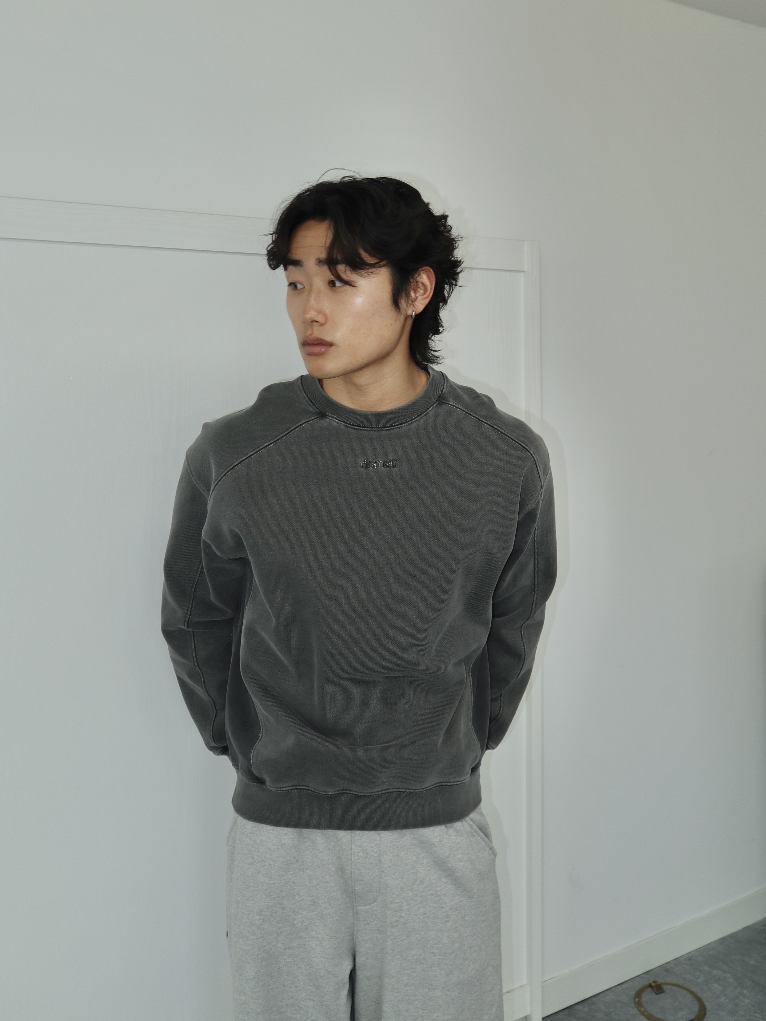 Riomeu Unbalanced Incision Pigmentation Heavy Sweatshirt Charcoal 착용 스타일 - 3