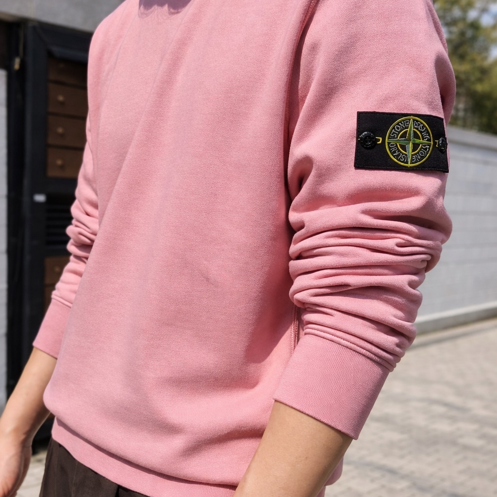 Stone Island 6100060 Organic Cotton Fleece Regular Fit Crewneck Sweatshirt with Elasticated Cuffs - 25FW, Stone Island 6100060 Organic Cotton Fleece Regular Fit Crewneck Sweatshirt with Elasticated Cuffs Pink - 25FW 착용 스타일 - 1