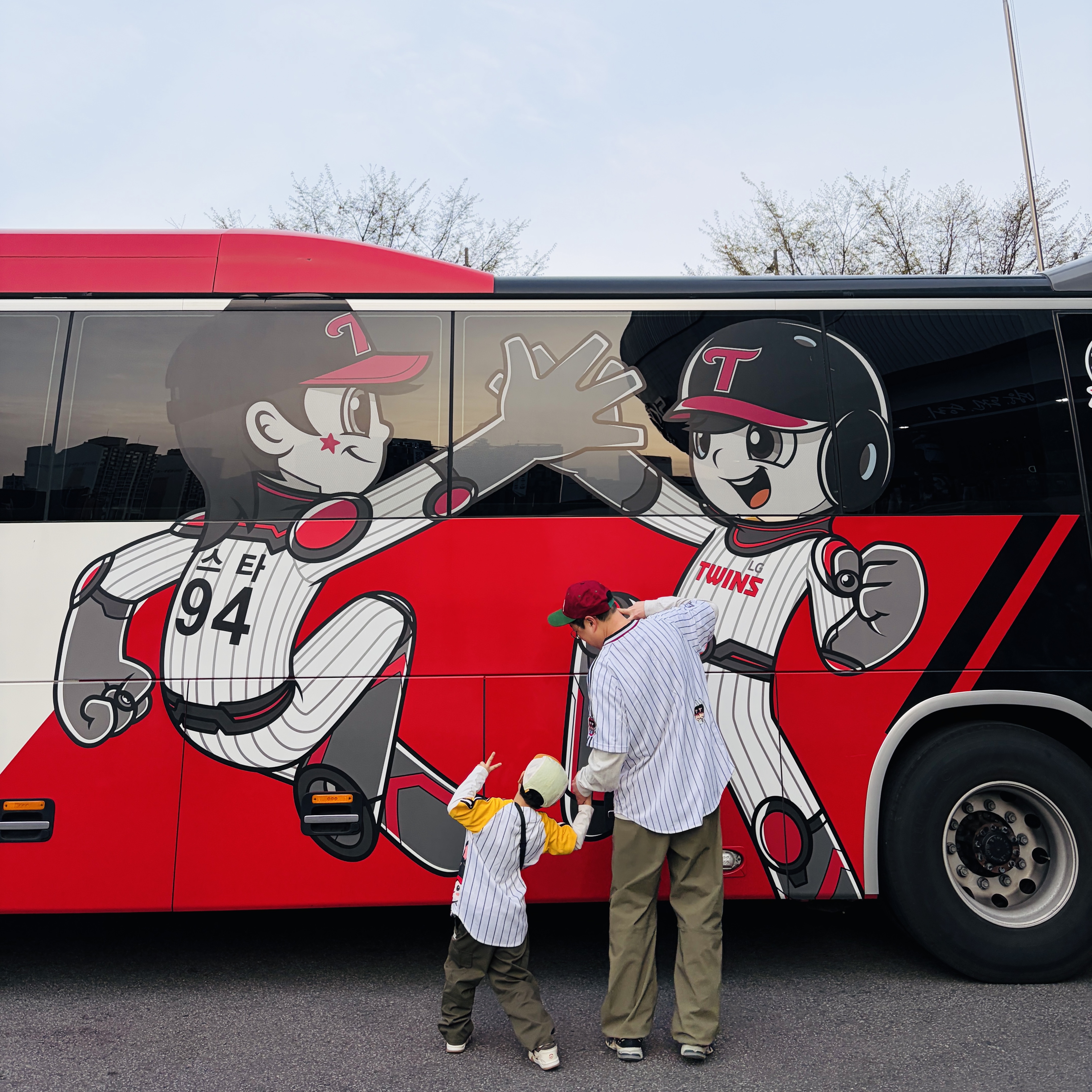 (TD) Jordan x Travis Scott Jumpman Jack TR Sail and Dark Mocha, BDNS x LG TWINS Classic Logo Stripe Baseball Jersey White (Non Marking Ver.) 착용 스타일 - 5