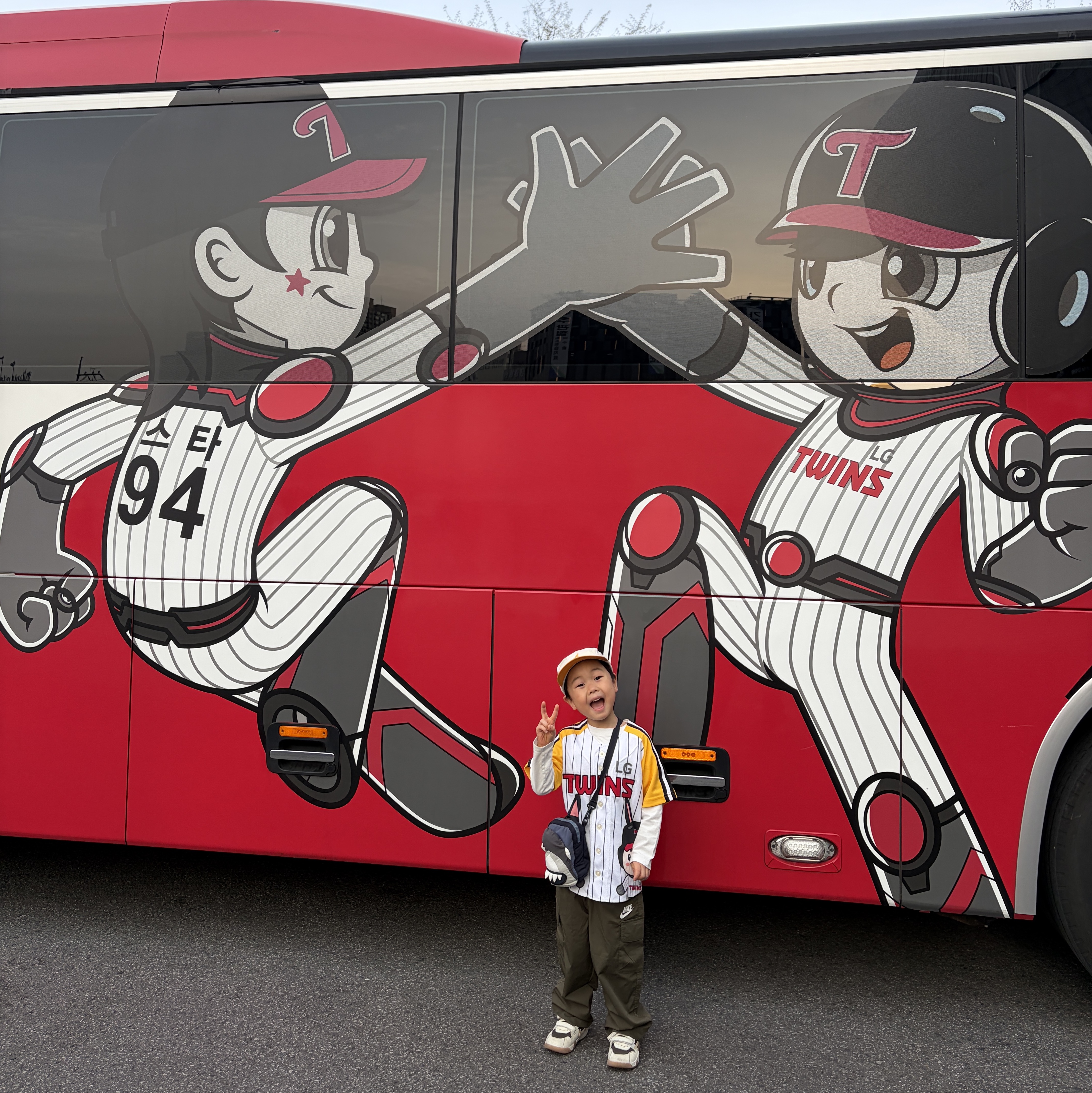 (TD) Jordan x Travis Scott Jumpman Jack TR Sail and Dark Mocha, BDNS x LG TWINS Classic Logo Stripe Baseball Jersey White (Non Marking Ver.) 착용 스타일 - 1