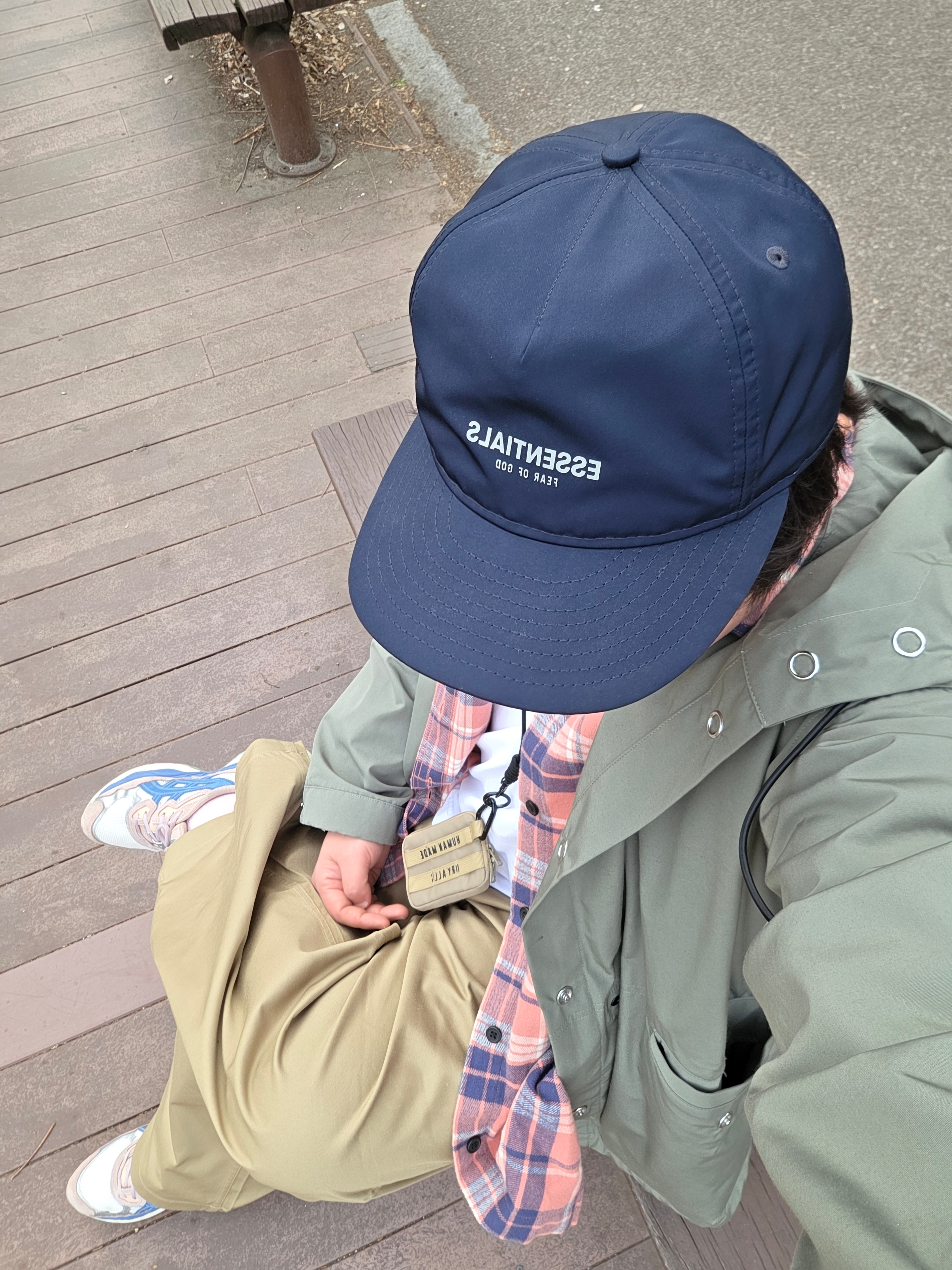 New Era x Fear of God Essentials Retro Crown 9FIFTY Strapback Navy, Human Made Military Card Case Beige 착용 스타일 - 3
