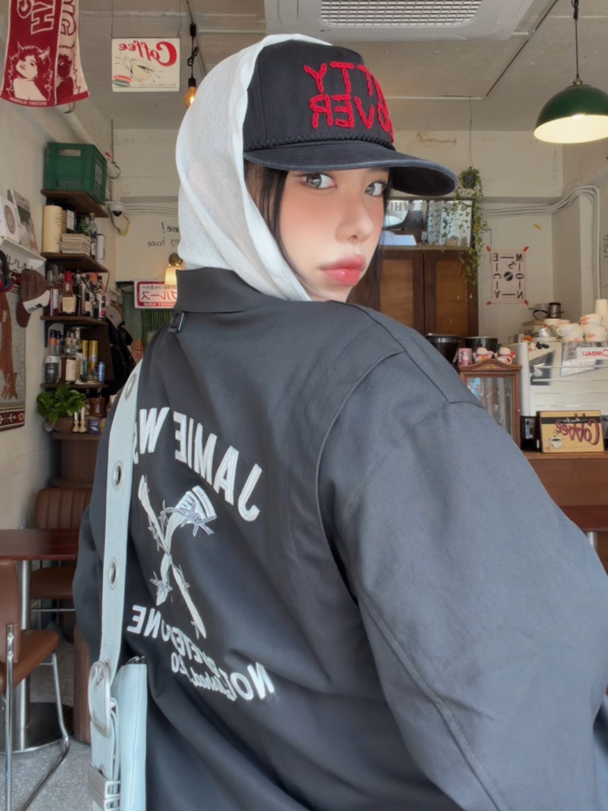 Vacant Archive Lover Series Hand Stitch Cap Black, [KREAM 단독] Vacant Archive Bella Wide Strap Hobo Bag Dirty White 착용 스타일 - 2