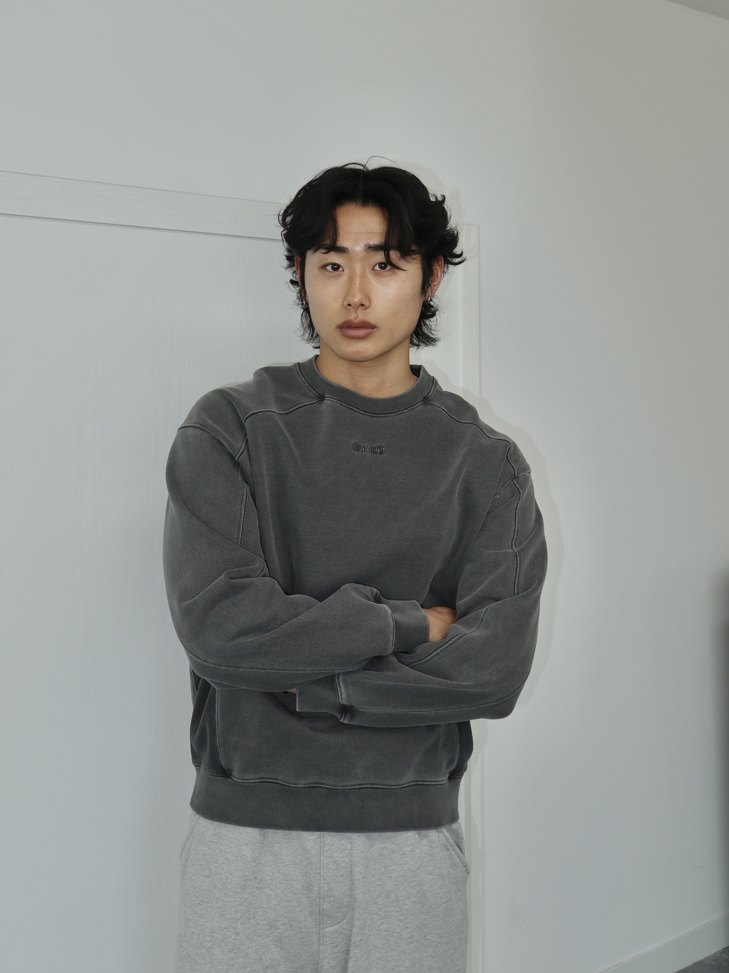 Riomeu Unbalanced Incision Pigmentation Heavy Sweatshirt Charcoal 착용 스타일 - 2