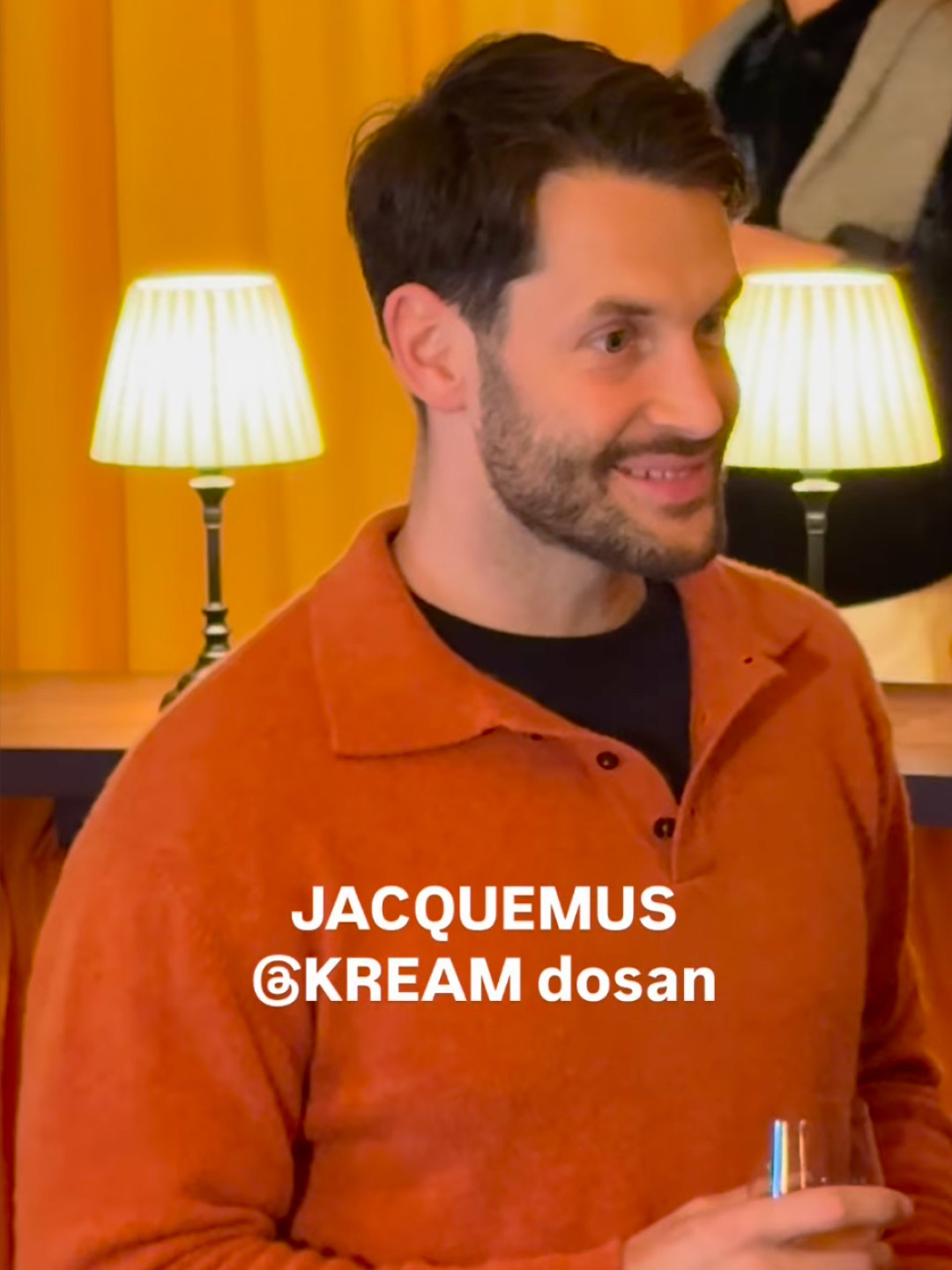 Jacquemus Le Bob Artichaut Bucket Hat Black, Jacquemus Le Porte Carte Bambino Flap Coin Purse Black 착용 스타일 - 2