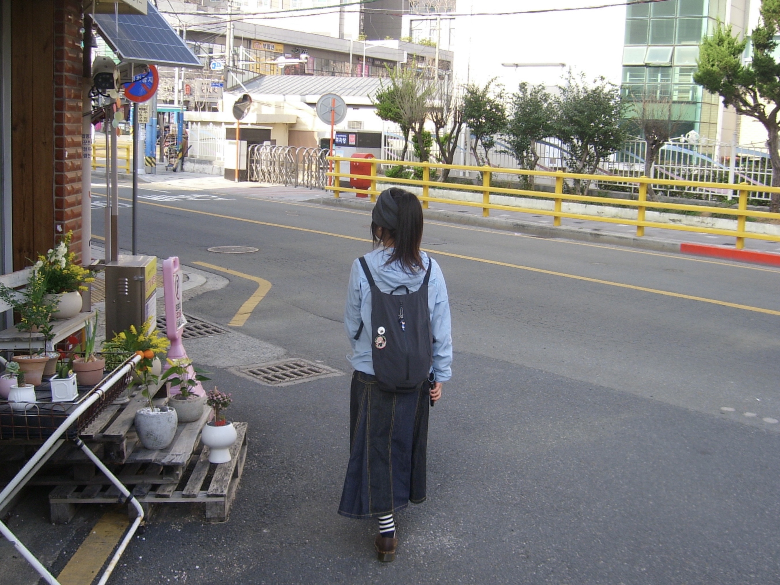 Dr. Martens 1461 Crazy Horse Dark Brown, Sansan Gear Carapace Backpack Charcoal 착용 스타일 - 2