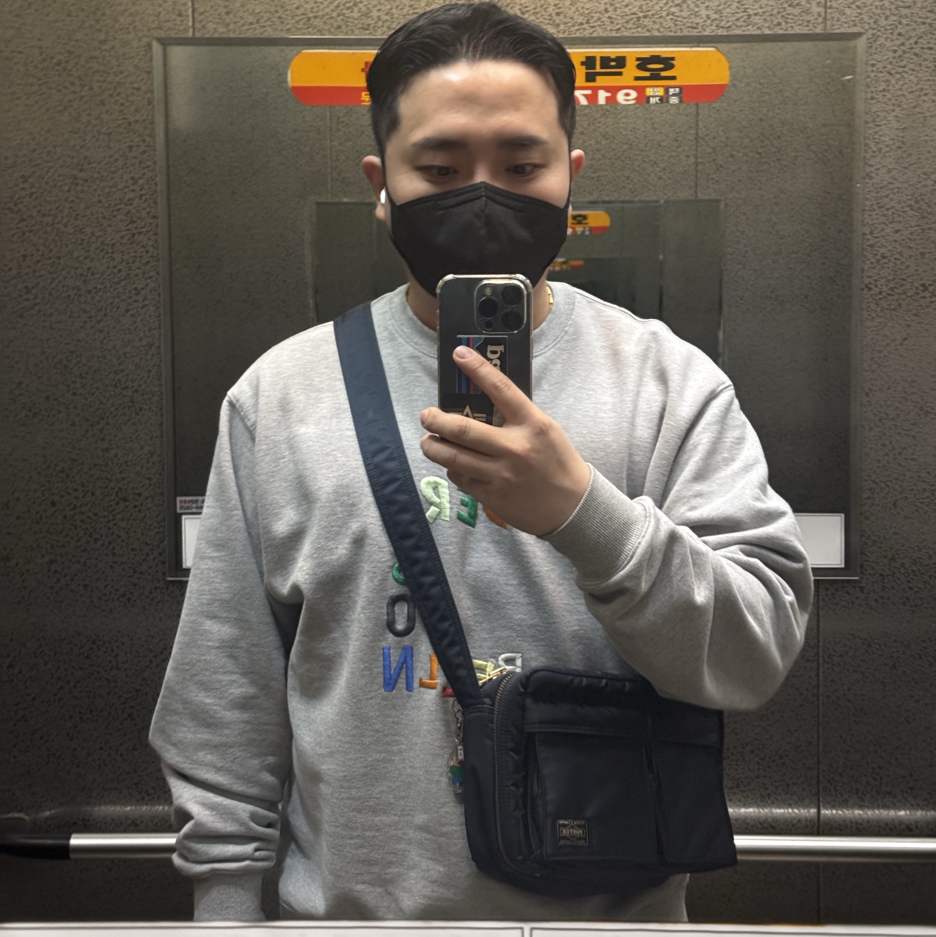 Porter Tanker Shoulder Bag S Iron Blue 착용 스타일