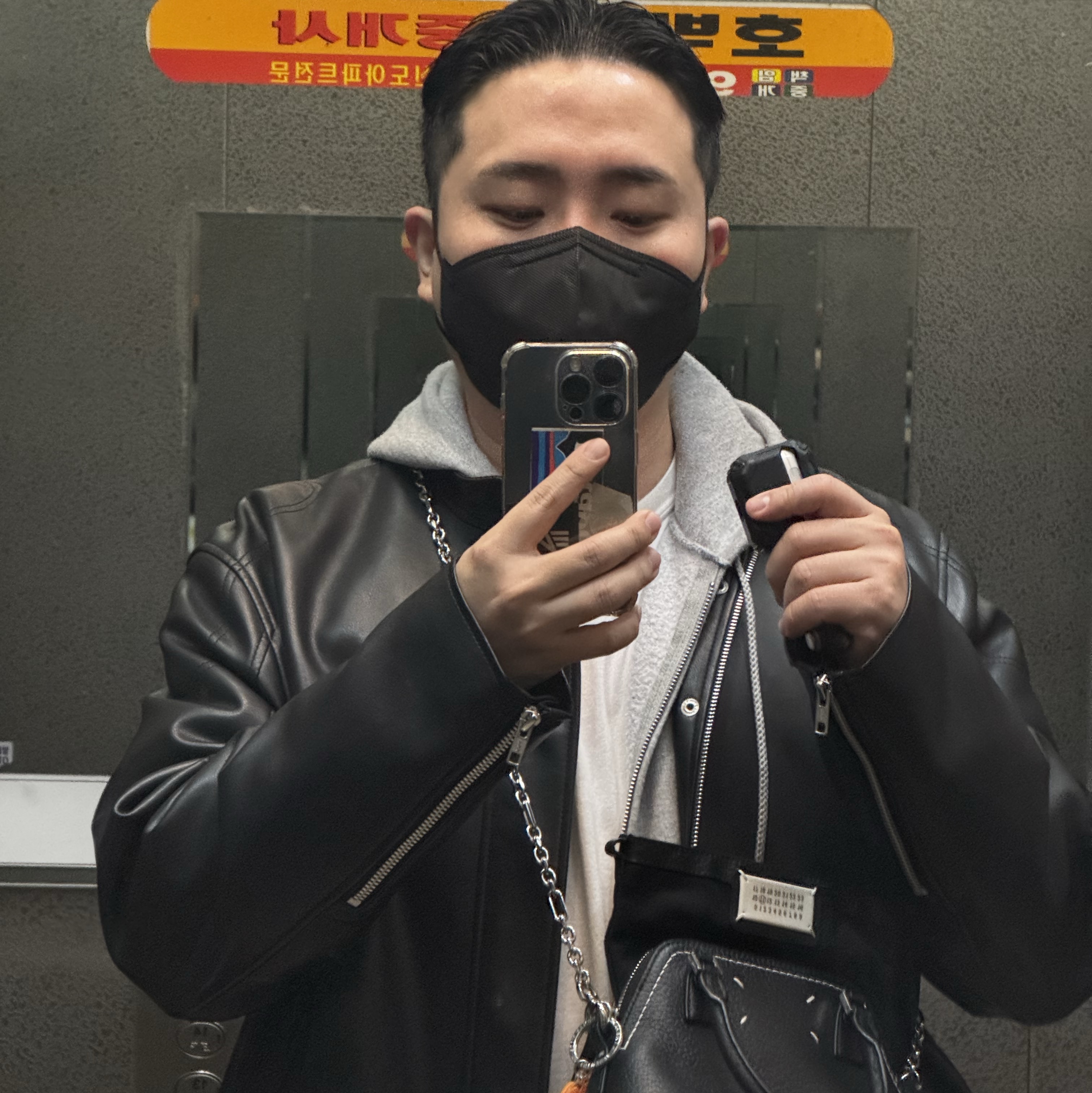 Maison Margiela 5AC Micro Bag Black 착용 스타일